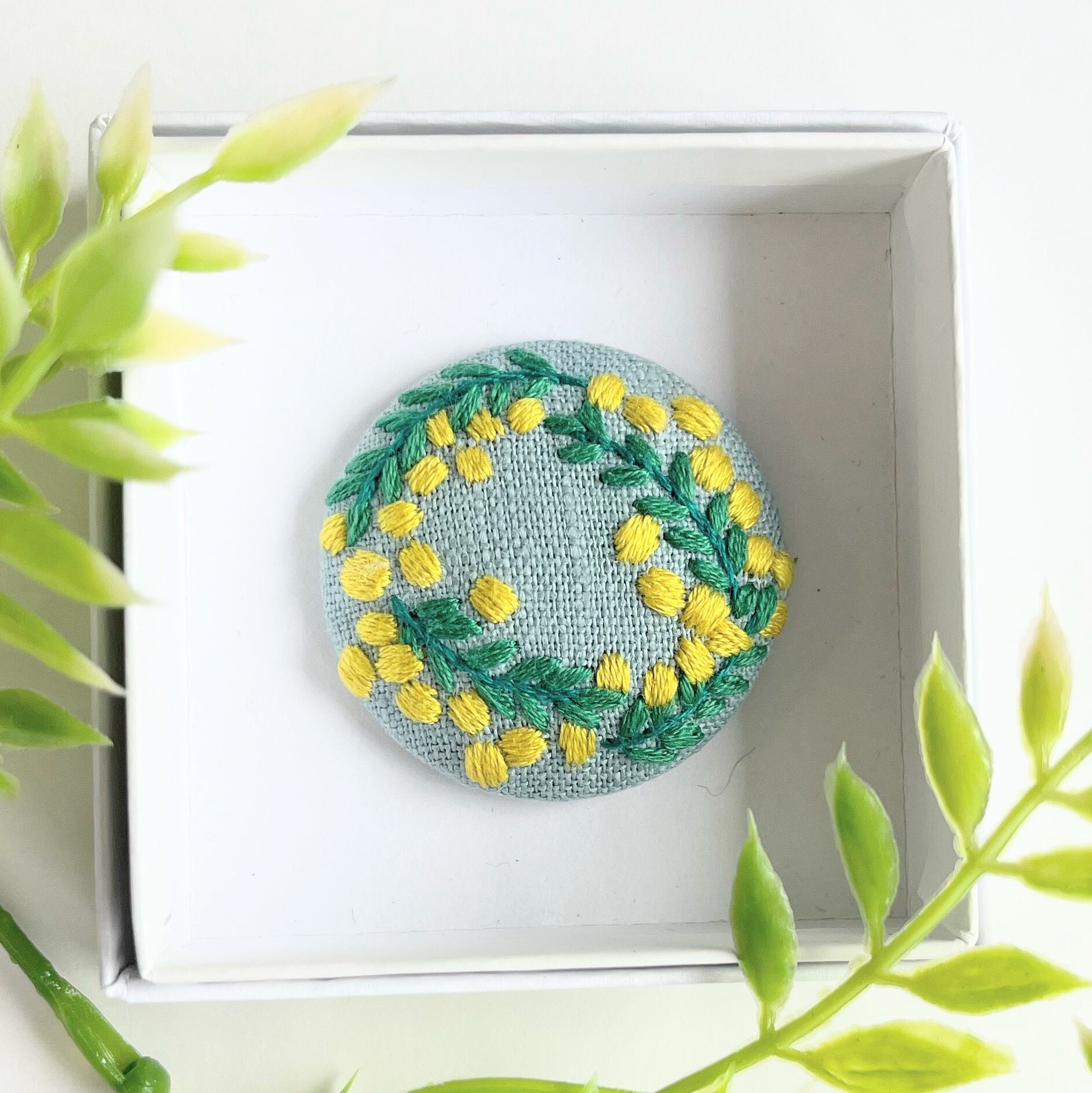 ミモザのリースの刺繍ブローチ【botanical】#348 | j.couture