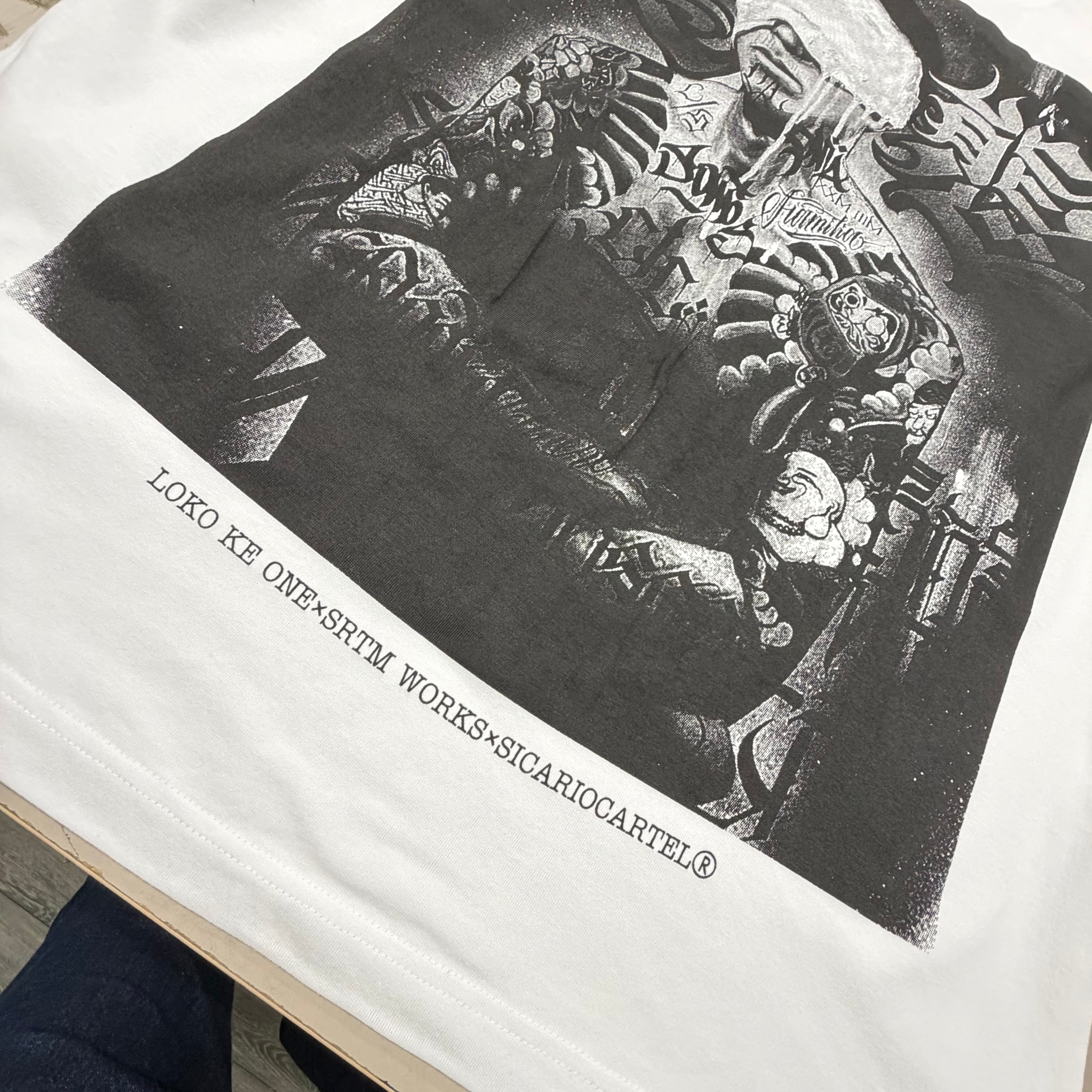 LOKO KE ONE×SRTM “変態”TEE 2ND 白 | SICARIO CARTEL