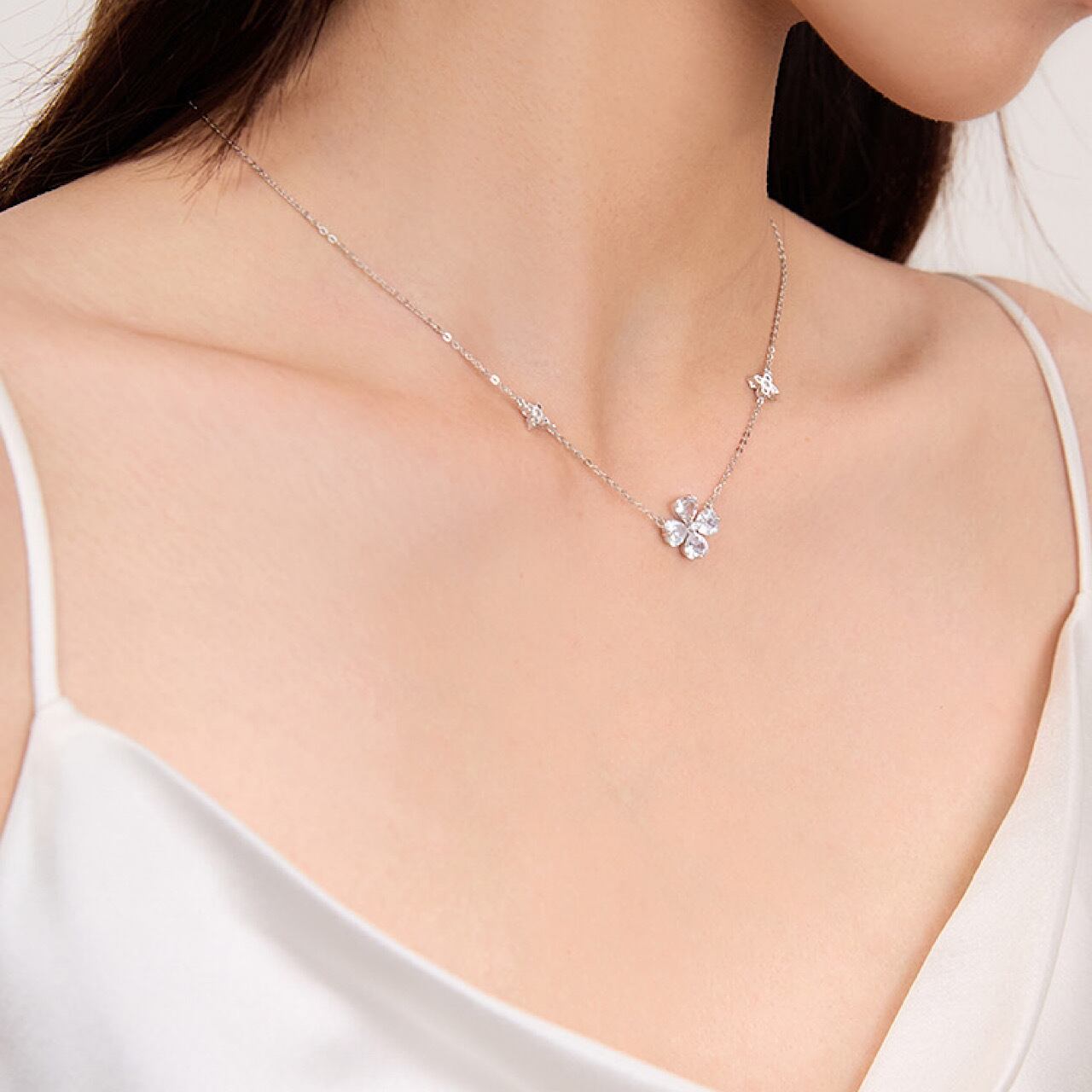 おしゃれ キラキラ 四葉 クローバー シルバー ネックレス | FANCY