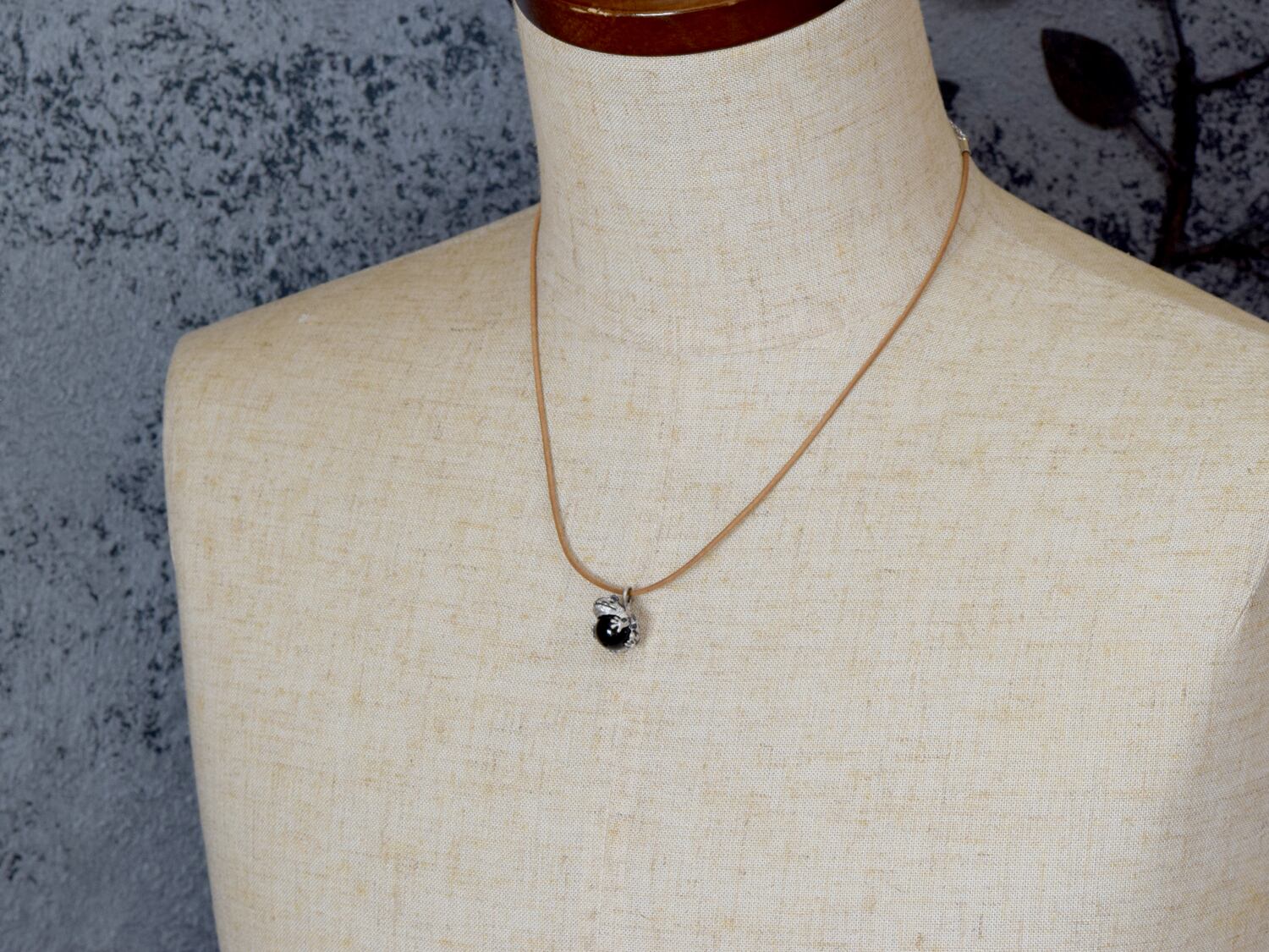 ツノガエル玉ペンダント モリオン(黒水晶) 革ひもネックレス付き