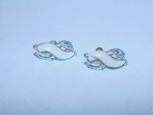 白色のイヤリング(ビンテージ) white color vintage earrings