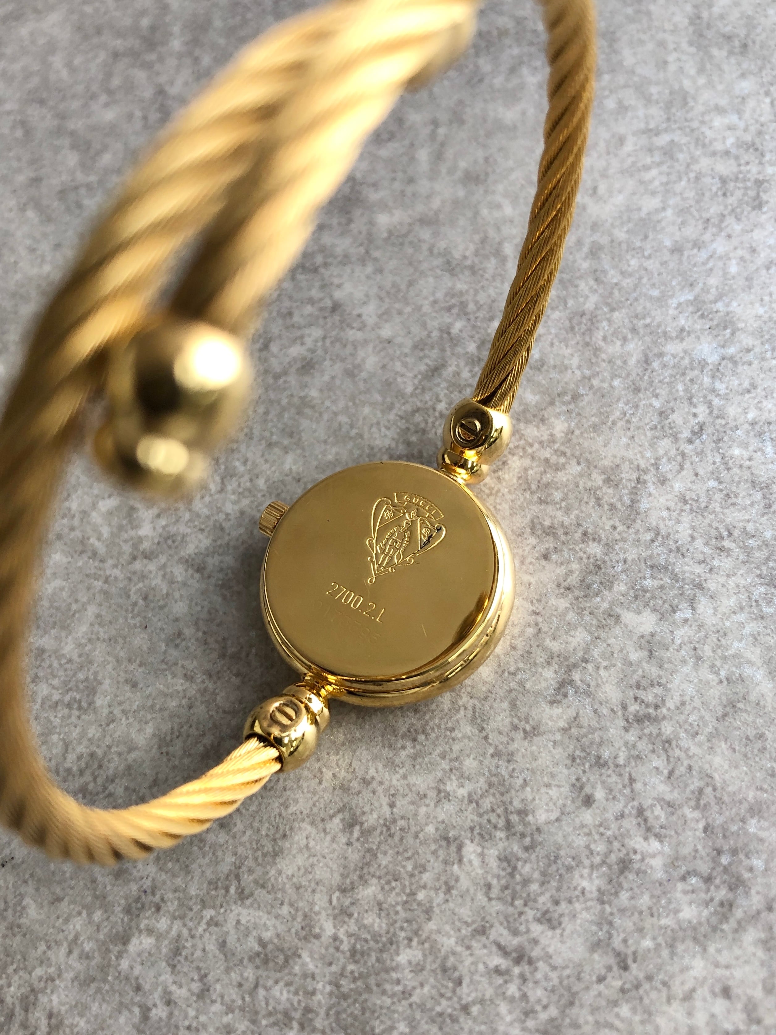 美品 グッチ GUCCI バングルウォッチ 2700L シェル 腕時計 H806 GUCCI グッチ 腕時計 ゴールド シェル ラウンドフェイス ステンレス