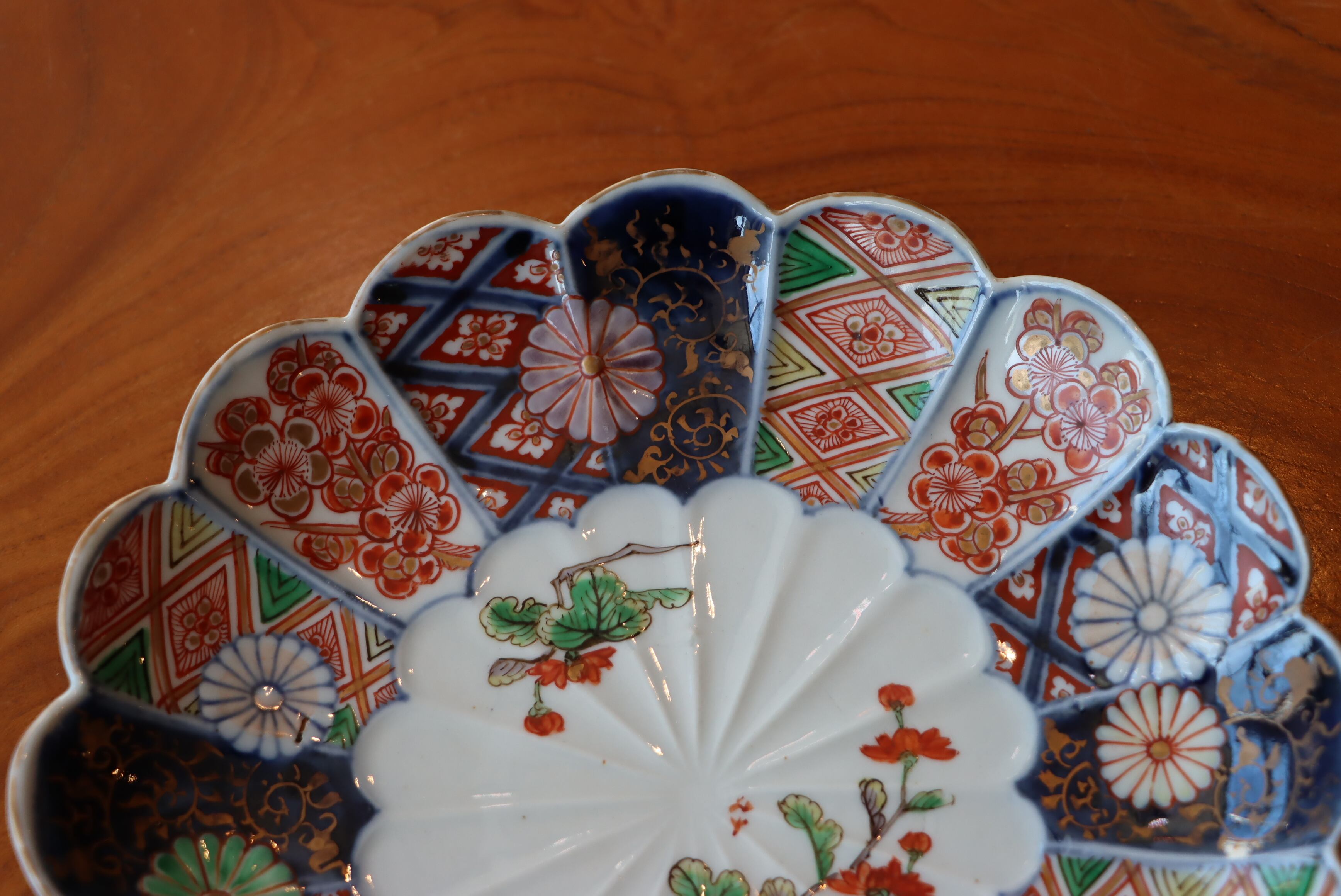 中皿 七寸 大聖寺伊万里 色絵 菊割 菊散し梅文 | (有)新原美術 中皿 七寸 大聖寺伊万里 色絵 菊割 菊散し梅文 | (有)新原美術