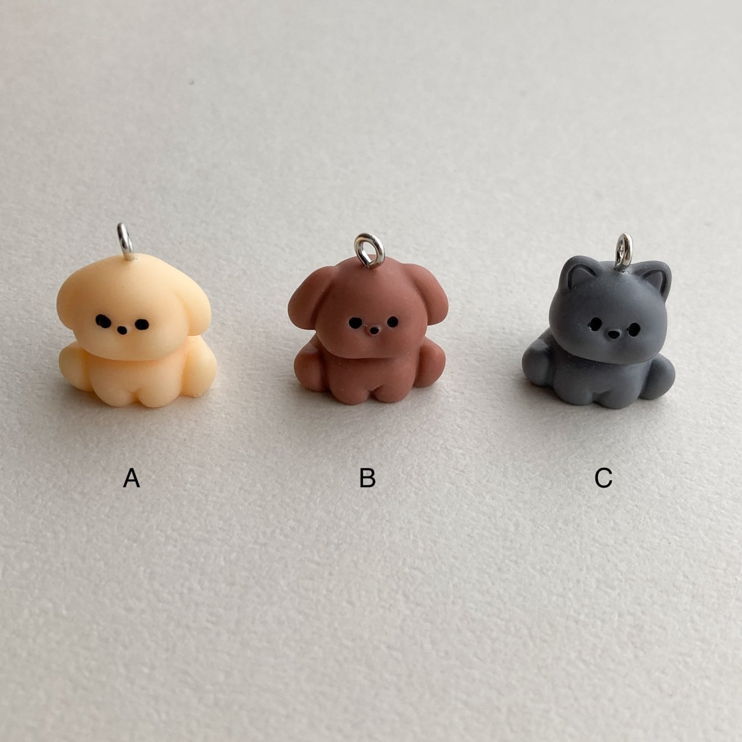 再入荷〉犬猫おすわり立体マットチャーム | Dua-アクセサリーパーツ
