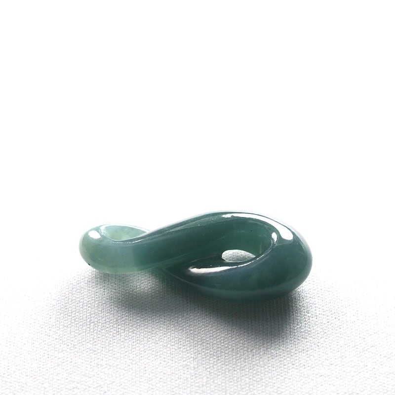 [P70-005］グアテマラ産　翡翠　ペンダントトップ　カービング　パーツ P70-005］グアテマラ産 翡翠 ペンダントトップ カービング パーツ