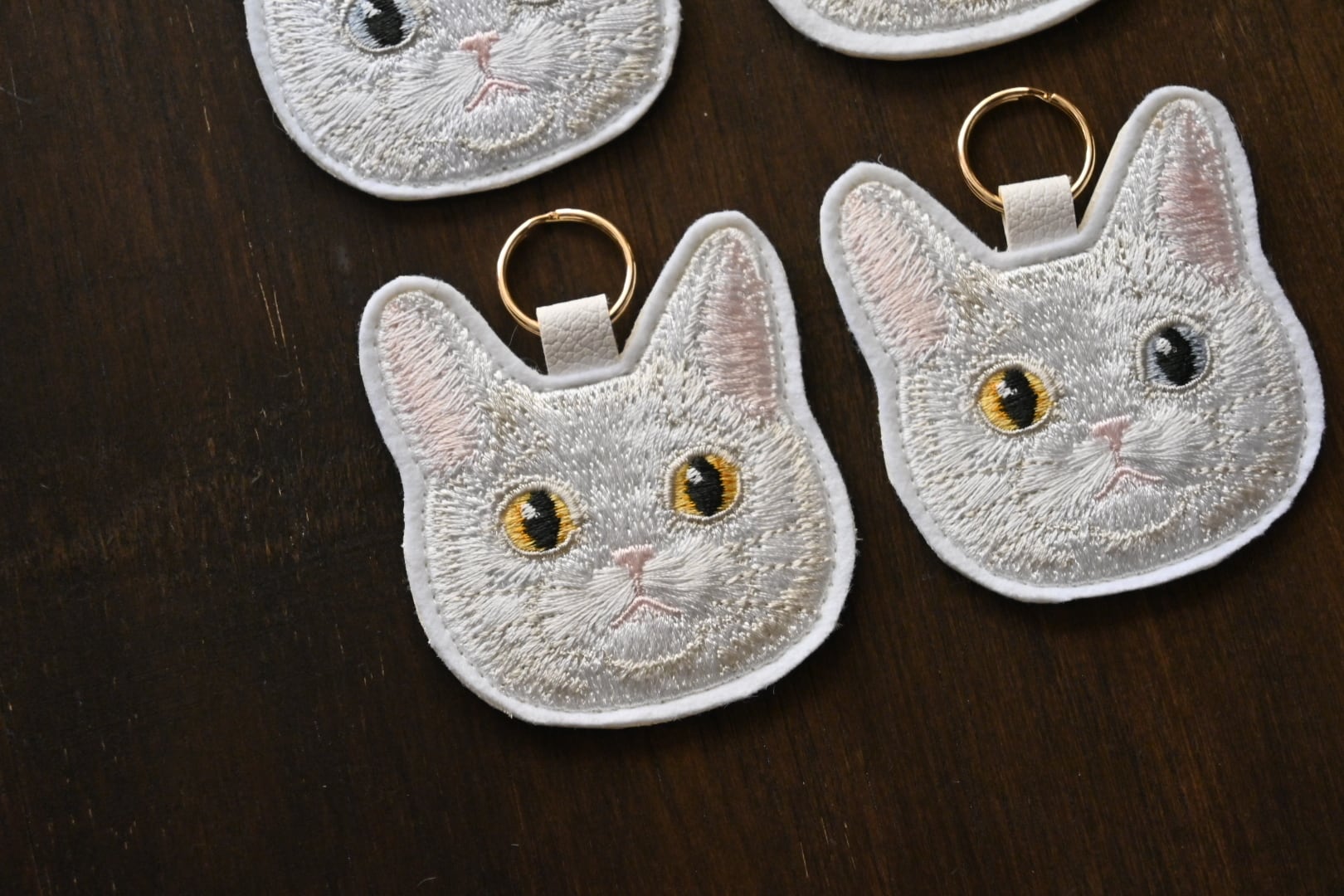 白猫ちゃんのキーホルダー【短毛】 | 猫と暮らす洋裁店