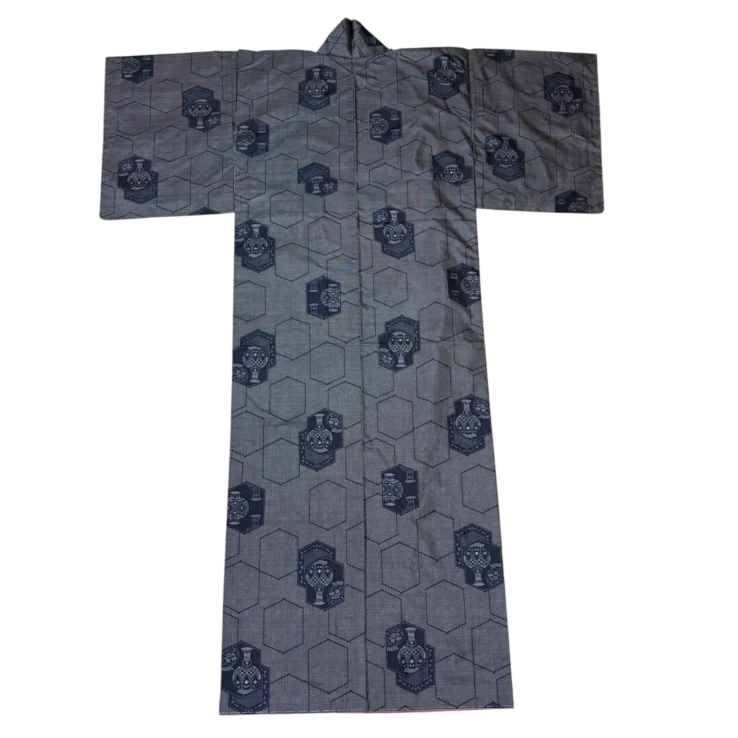 本場大島紬 7マルキ 亀甲重ね陶器文 証紙付き しつけ糸付き 未使用