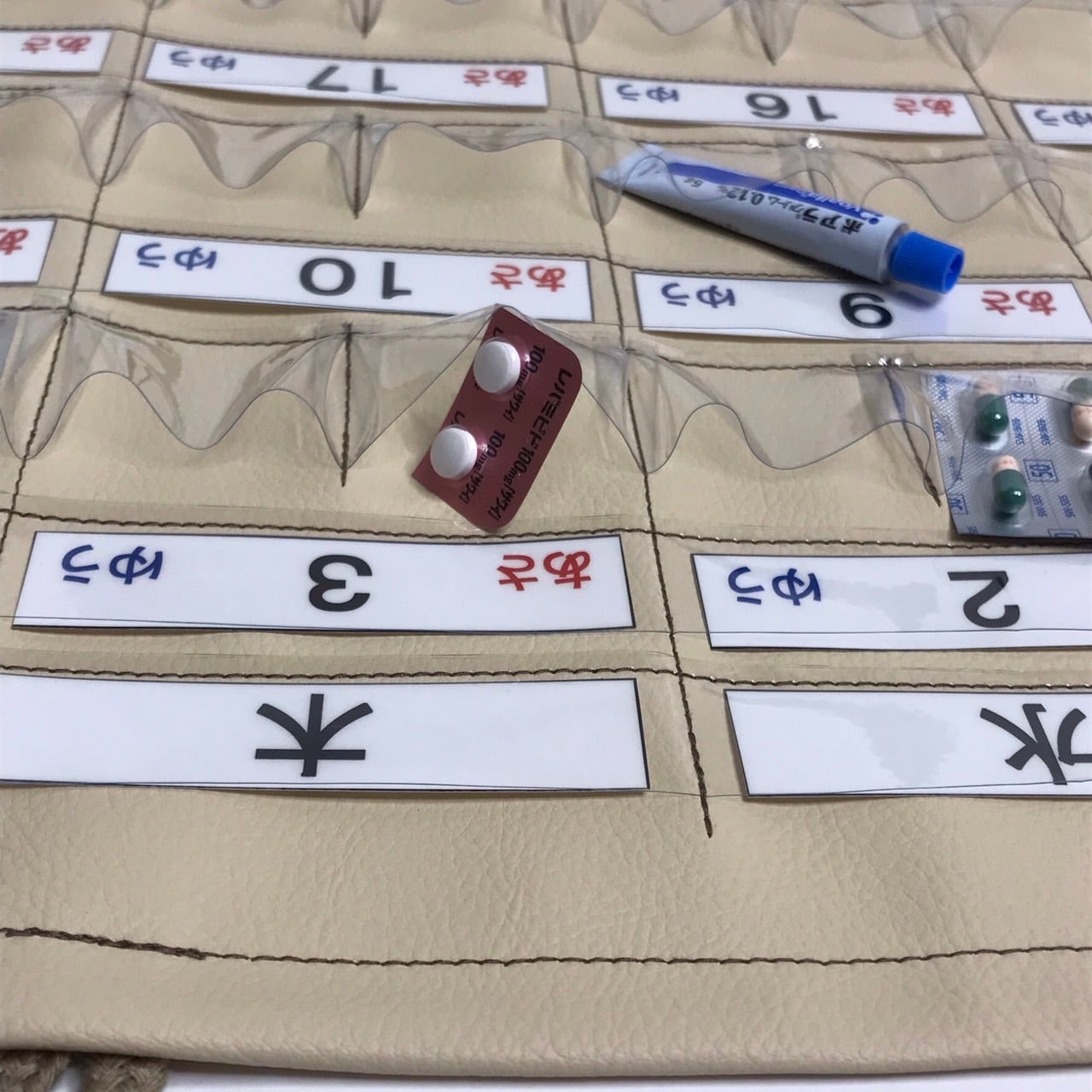 ハンドメイドお薬カレンダー1か月用 1日 2回用（あさ・ゆう）曜日