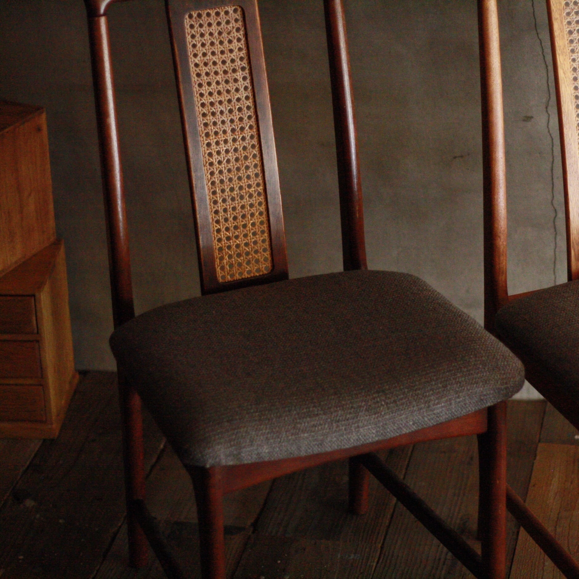 椅子（こげ茶色）《古家具　ダイニングチェア　ヴィンテージ》