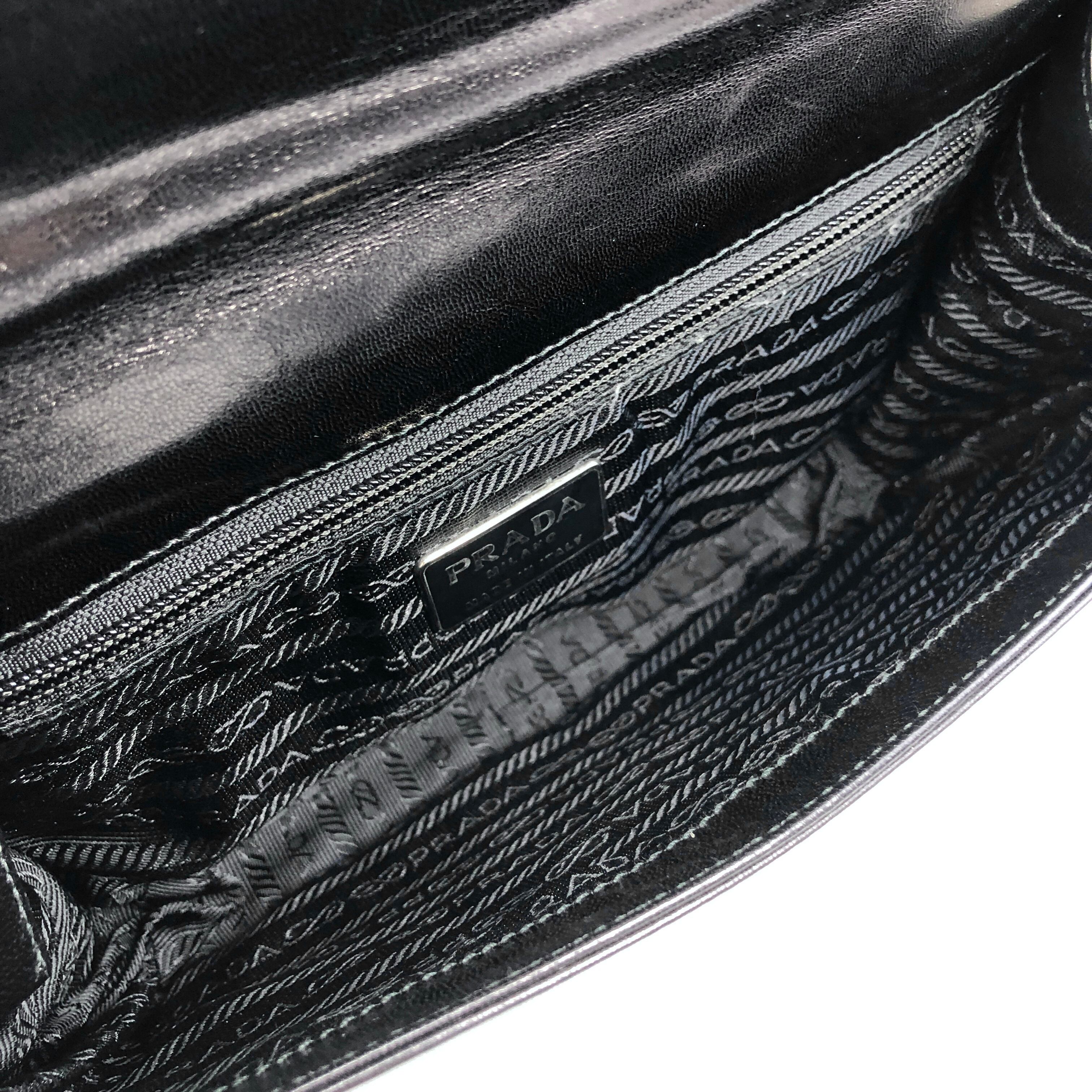 プラダ ショルダーバッグ ブラック ブランドロゴ レザー フラップ