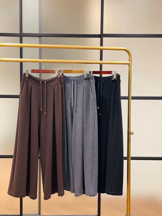 異次元の穿きやすさを誇るリラックスパンツ