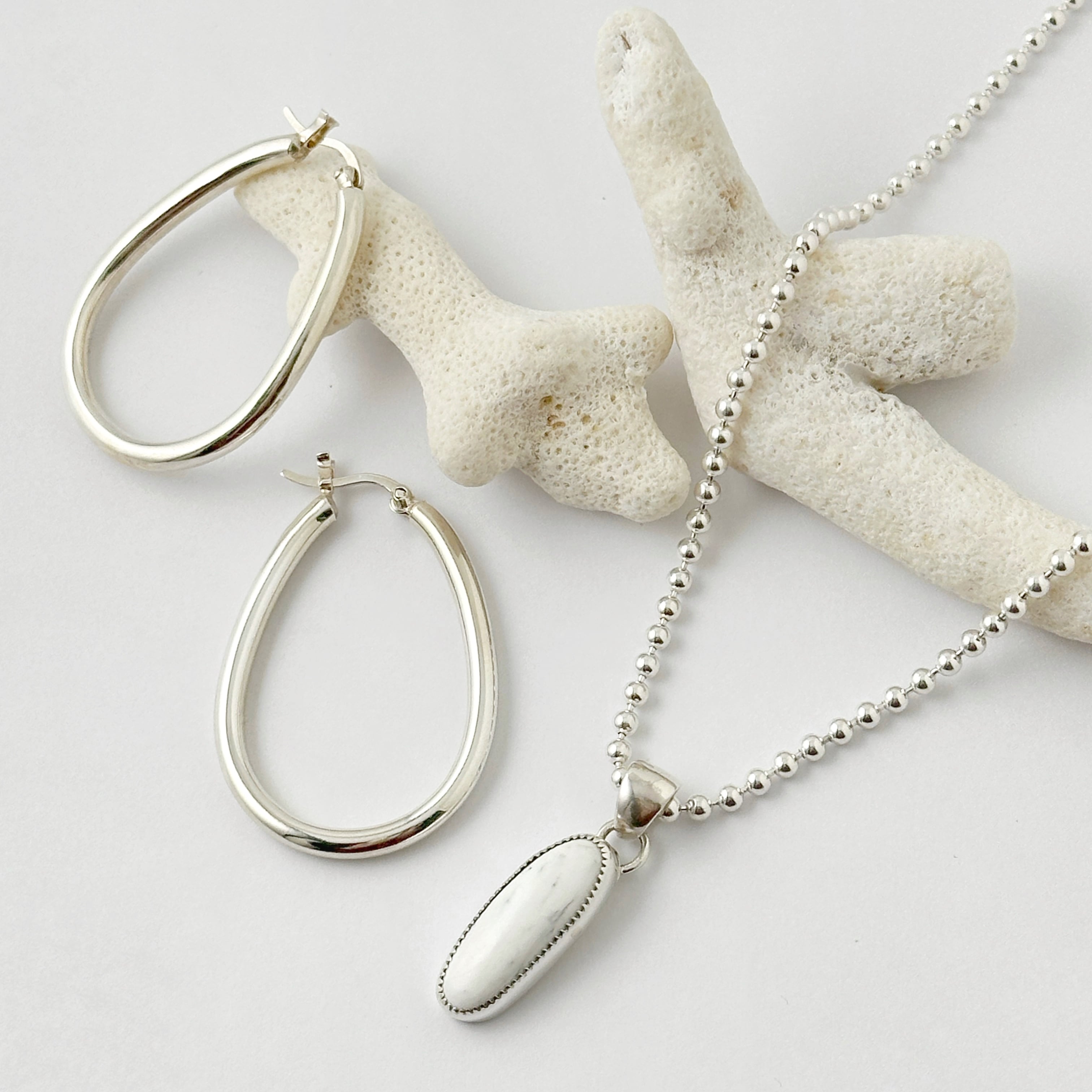 Indian Jewelry 》ホワイトバッファロー スリム オーバル型 M
