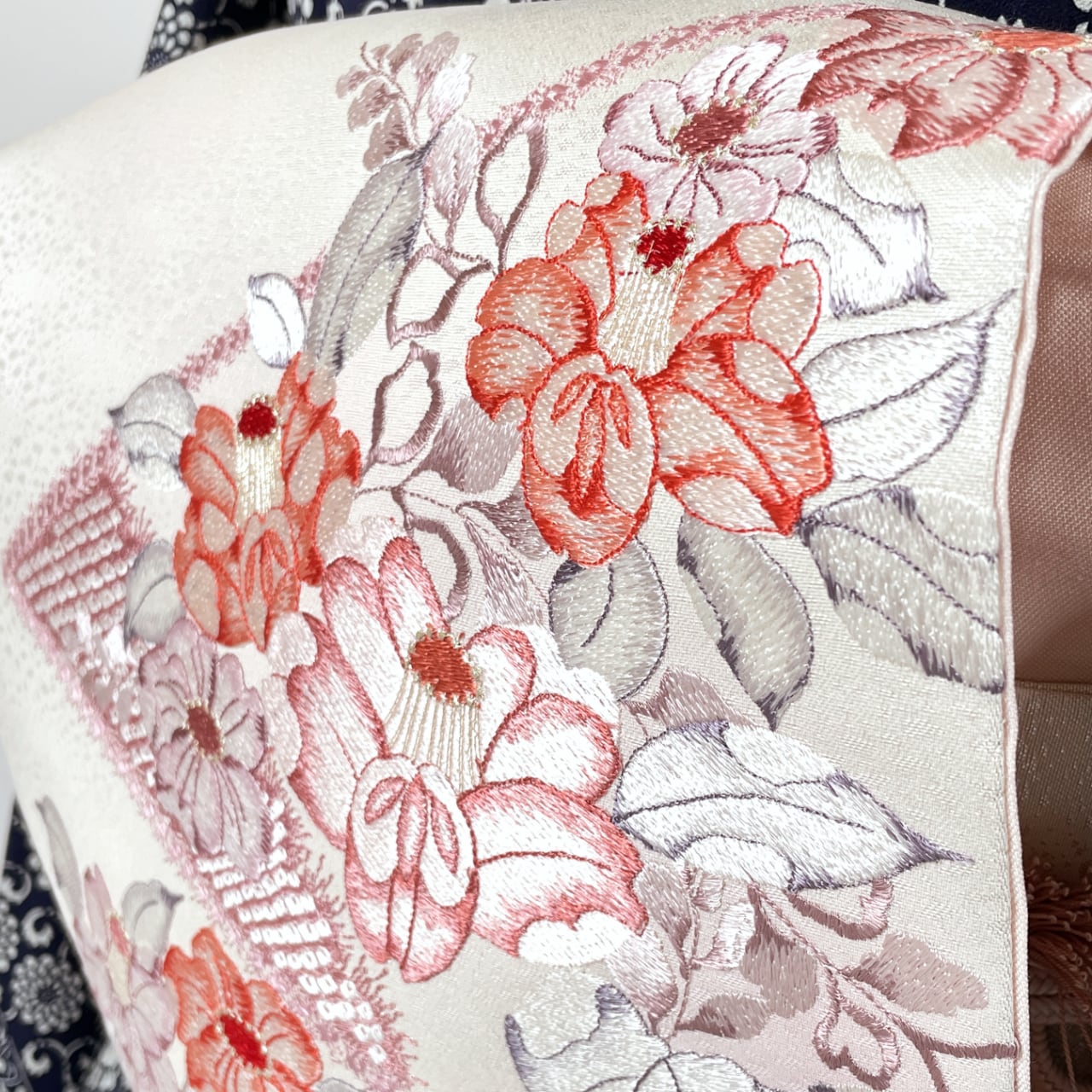 正絹名古屋帯 銀箔地に椿と藤の刺繍／未使用品・美品 | SELECT KIMONO