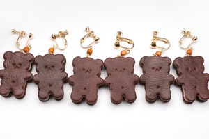 くまちゃんクッキーサンドのイヤリング／ココア＆バニラクリーム（牛革 