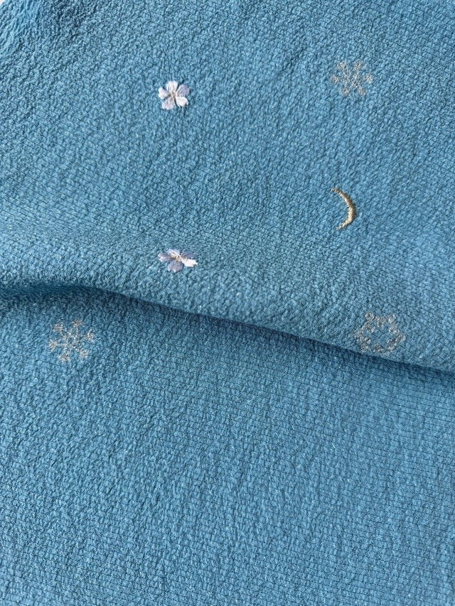 【帯揚げ】月・雪の結晶・花の刺繍入り　新橋色　絽ちりめん帯揚げ　250403③