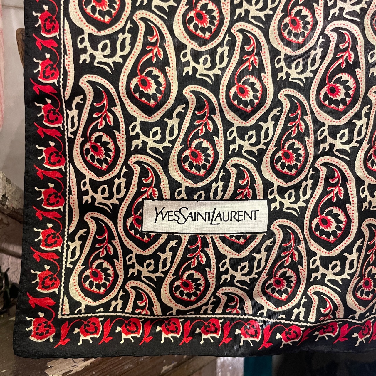 ヴィンテージ】イヴ・サンローラン ペイズリー柄 レッド スカーフ  