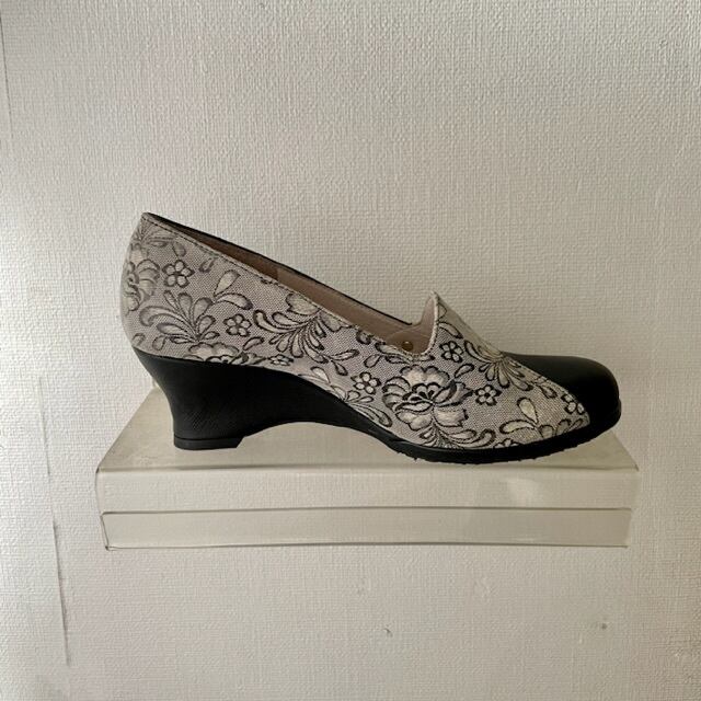 アンティークボタンラウンドトゥパンプス