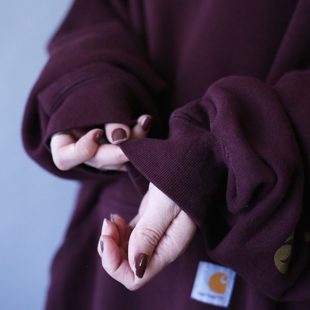 "Carhartt" sleeve logo printed over silhouette bordeaux sweat parka