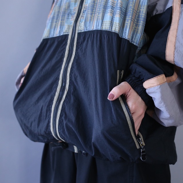 good switching design over silhouette zip-up blouson