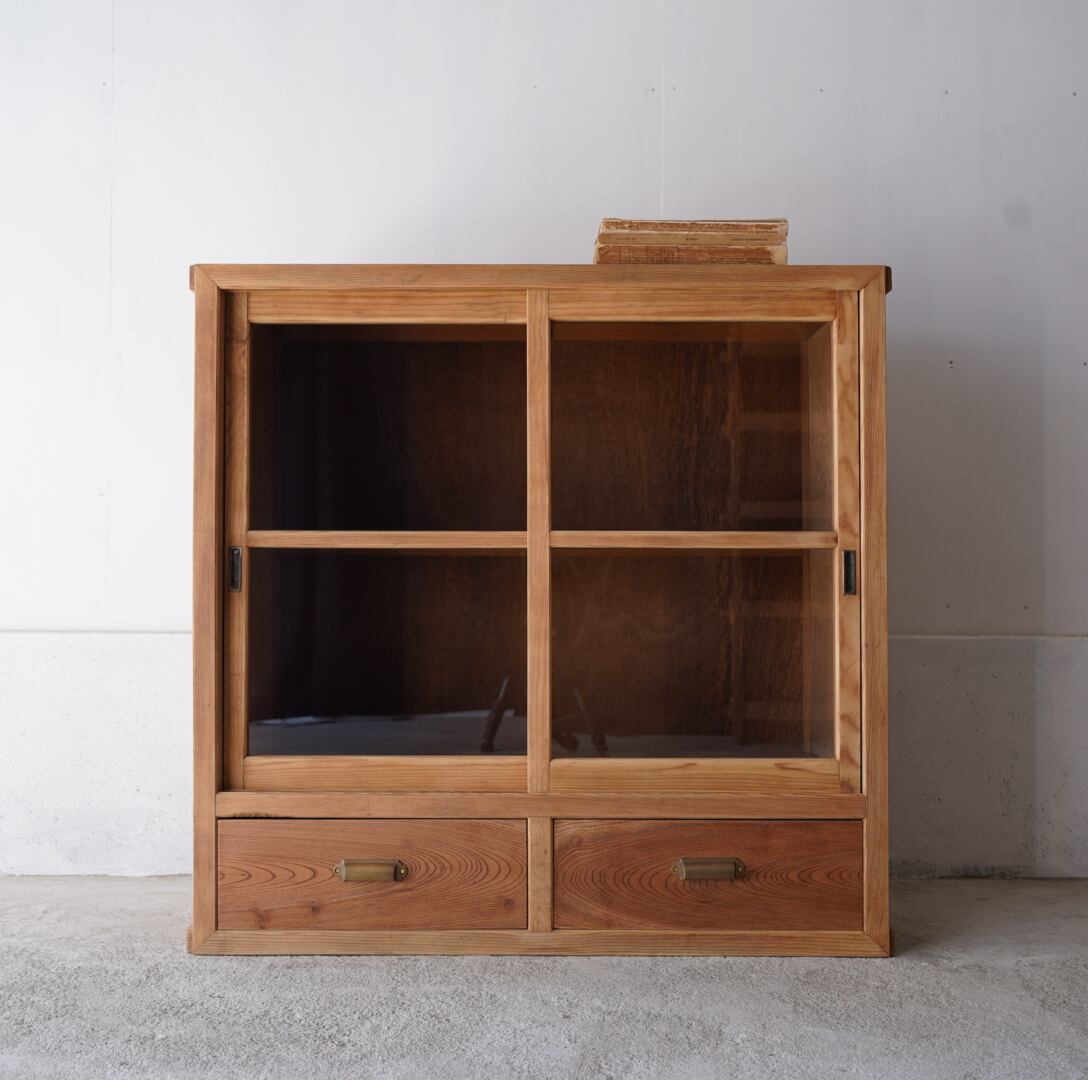 ガラス引き戸のキャビネット