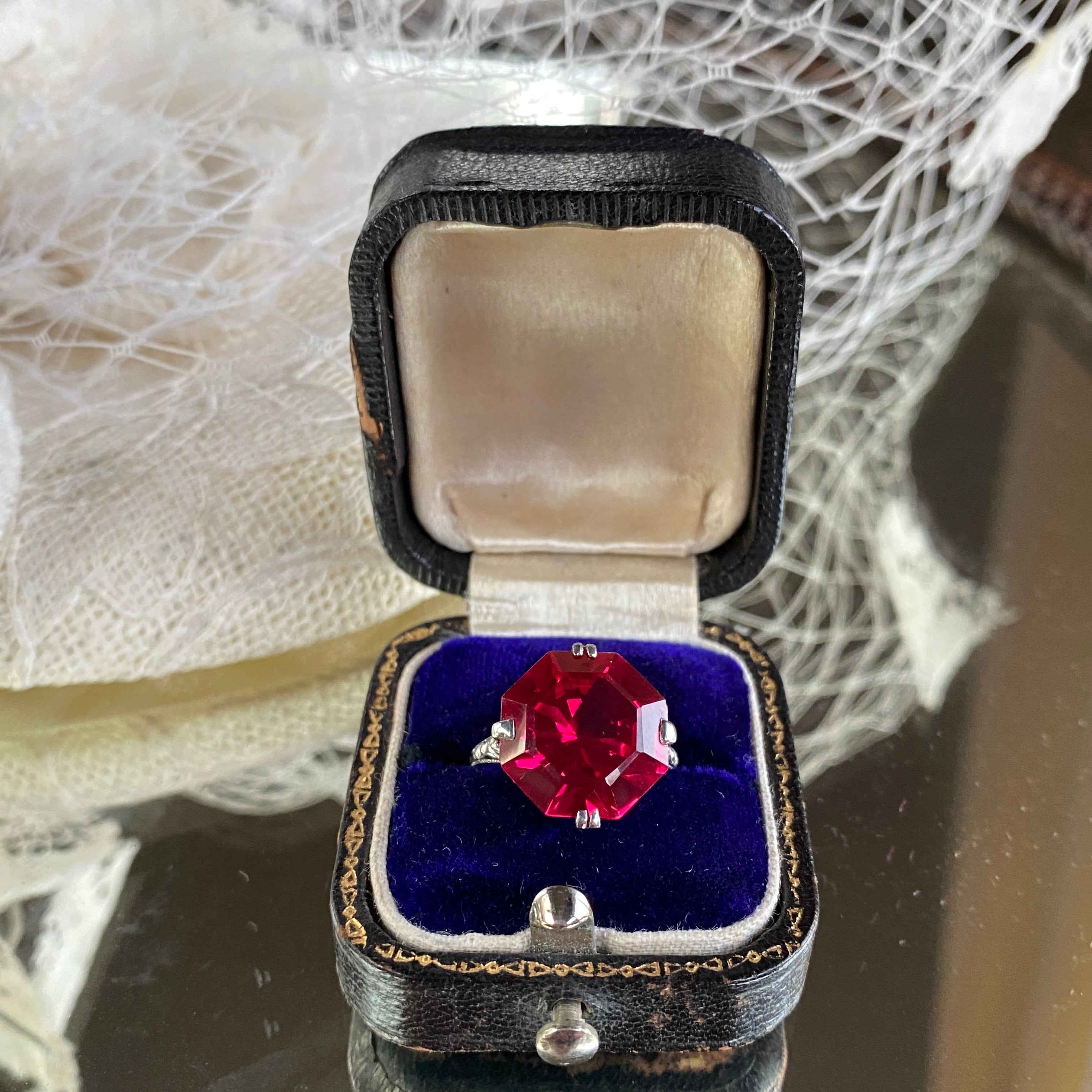 ヴィンテージ　合成ルビー八角カット和彫りのリング