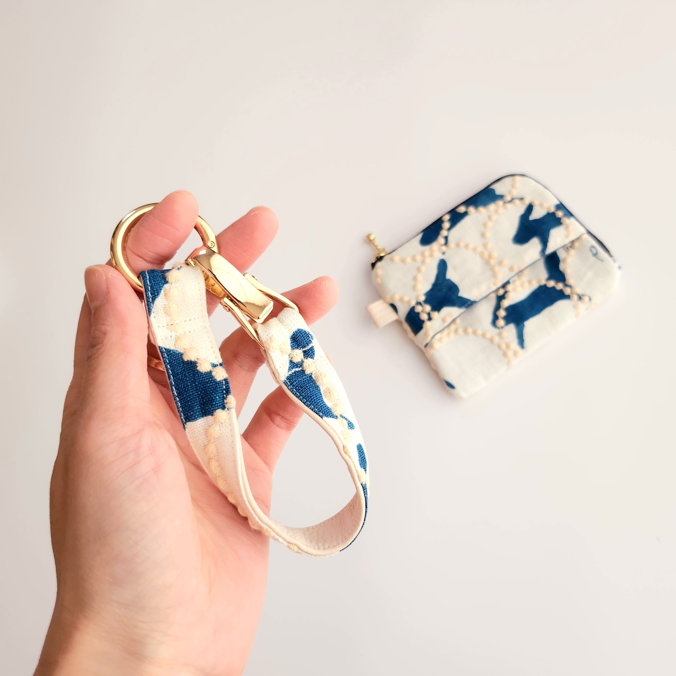 ミナペルホネン tambourine × run run run のストラップ付きマルチ