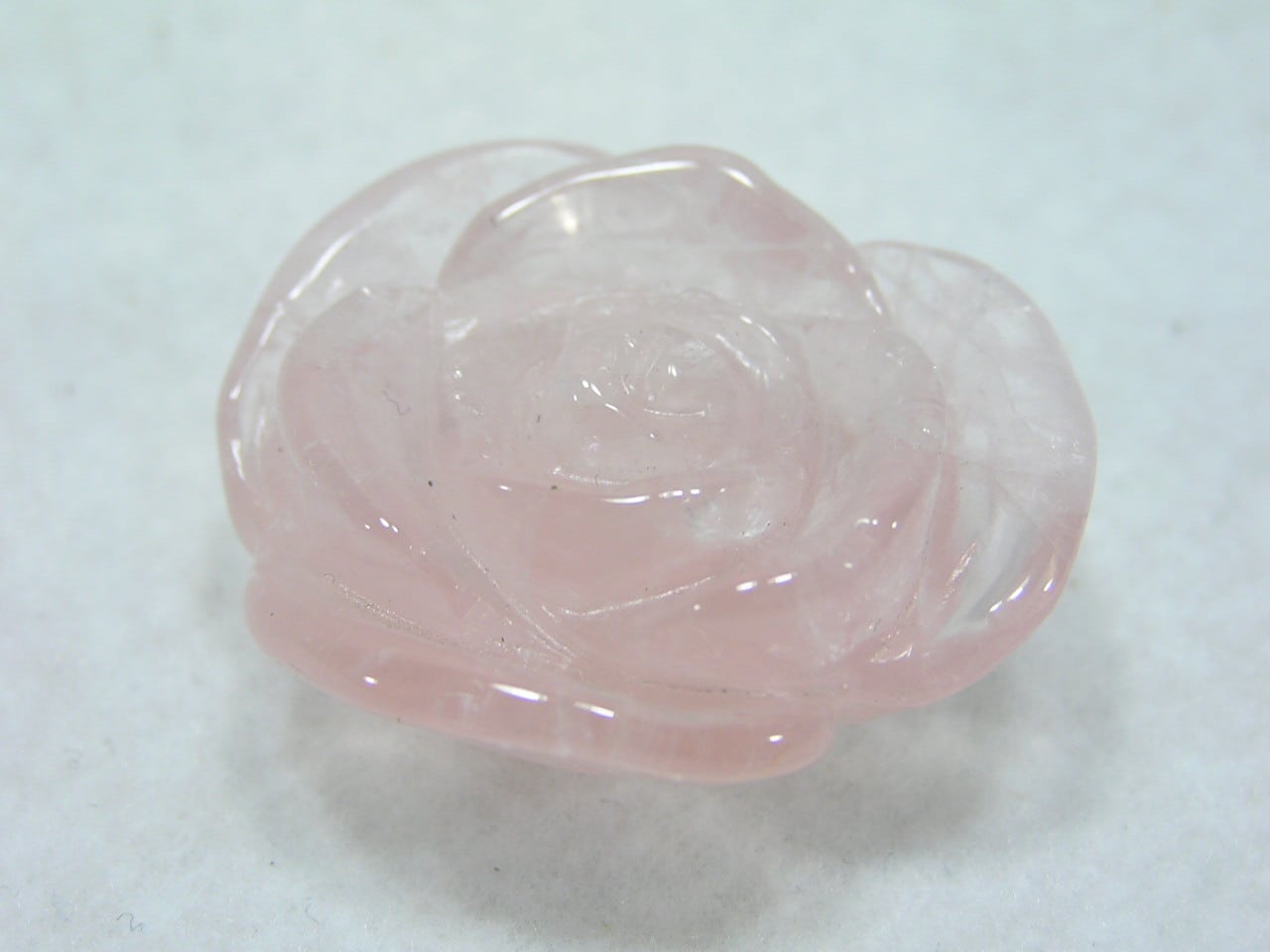 ローズクォーツ（紅水晶）薔薇彫刻 原石・幸運・愛の象徴・恋人たちの