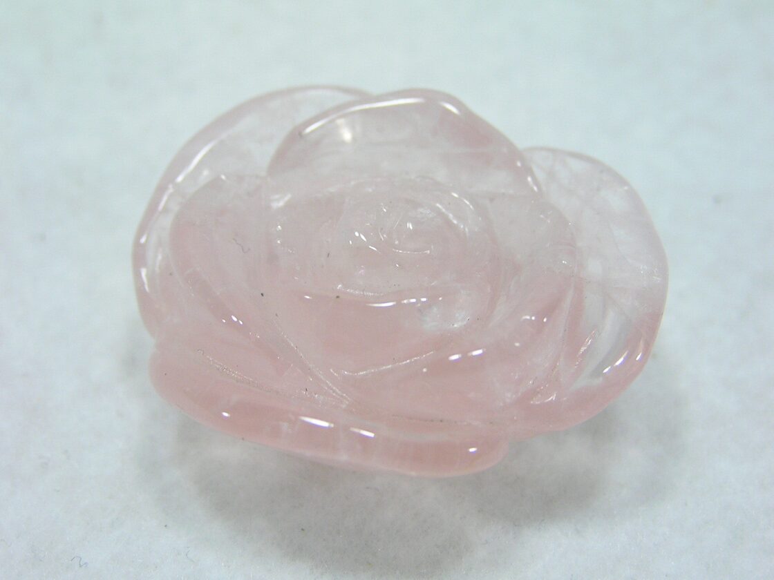 ローズクォーツ（紅水晶）薔薇彫刻 原石・幸運・愛の象徴・恋人たちの 