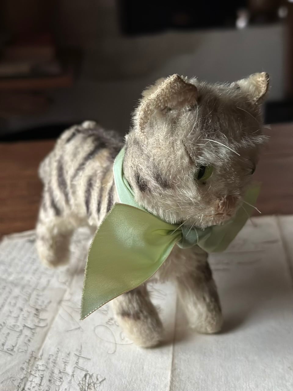 ねこのぬいぐるみ 薄いグリーンの目 リボン 猫 | Brocante de La