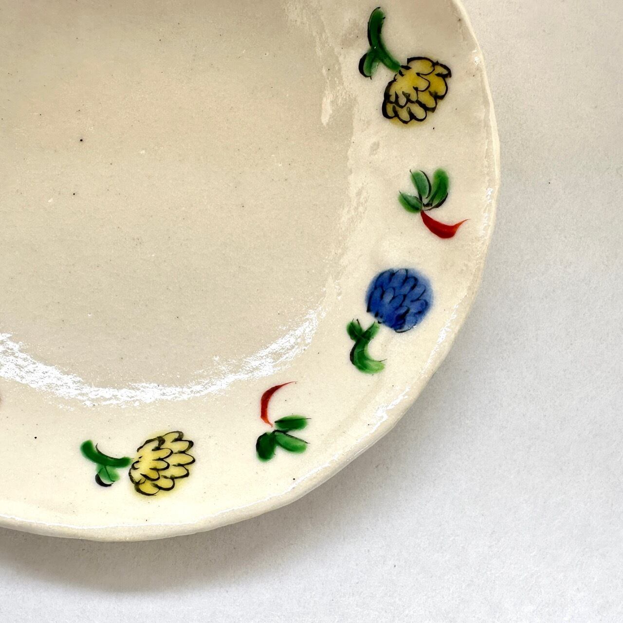 志野赤絵色花ちらし六寸皿(青、黄)【榛澤宏】 | うつわや はんのき