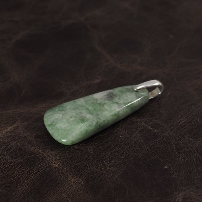 糸魚川翡翠 圧砕ヒスイ 石斧型ペンダント 4.7g Itoigawa Crush Jadeite