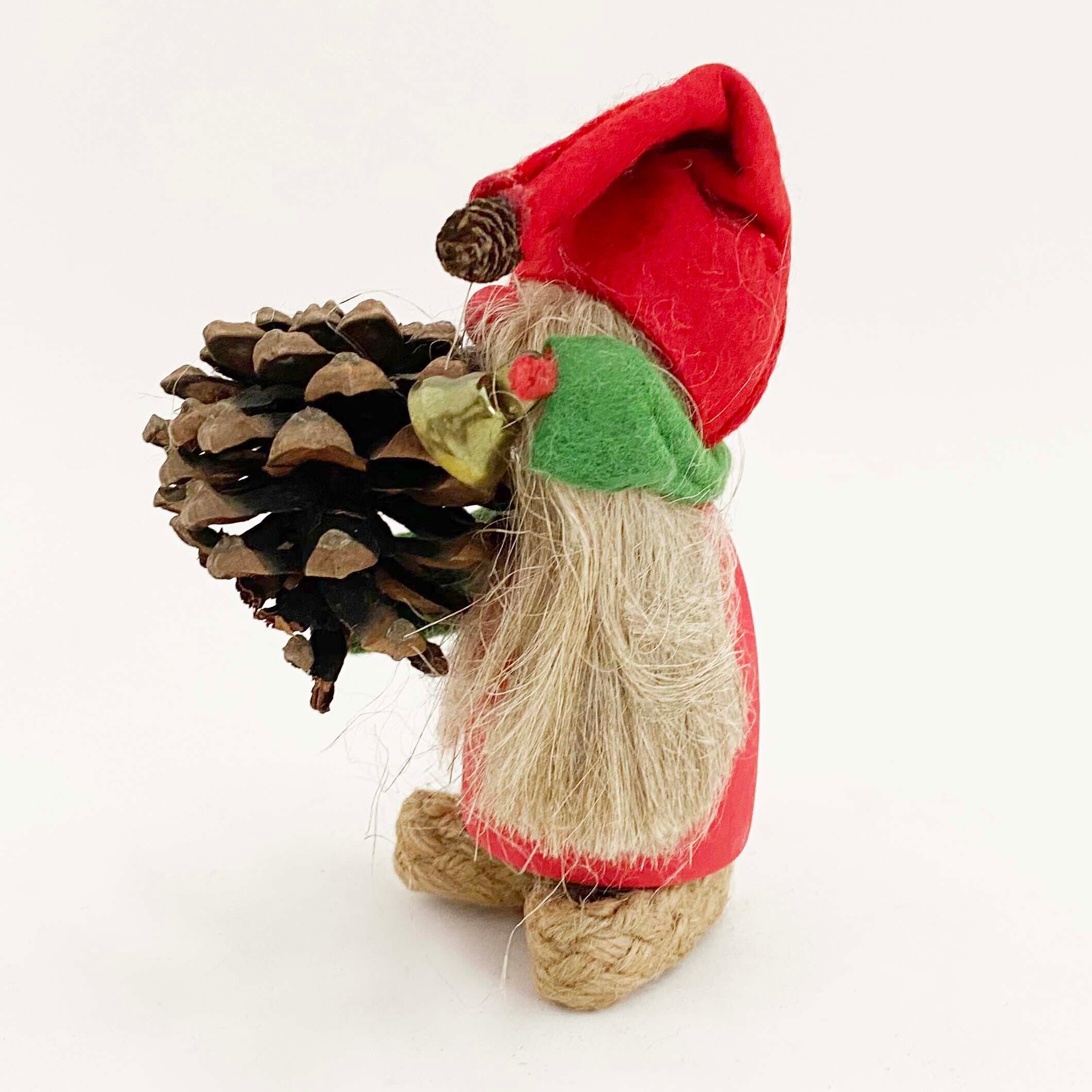 松ぼっくりを持つ妖精人形（デンマーク製）