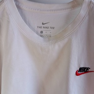 ナイキ　Tシャツ　半袖　無地　刺繍ロゴ　スウォッシュ　ホワイト　M