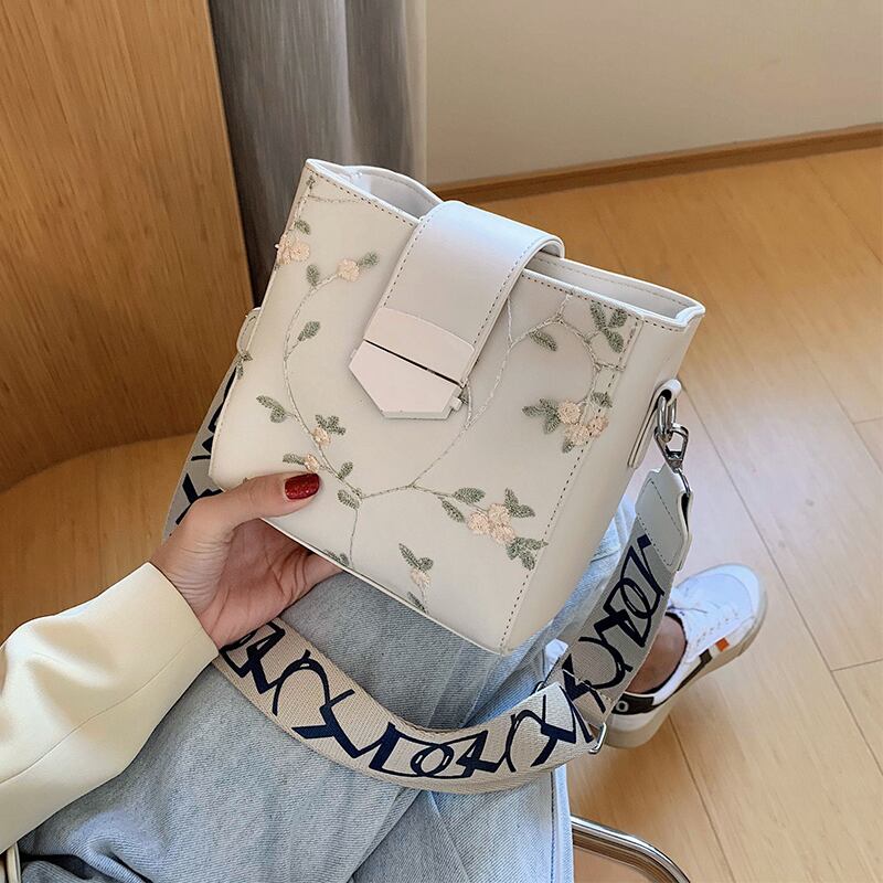 夏の小さなバッグ女性バッグ2020新しい波ins野生のブロードバンドショルダーメッセンジャーバッグファッション刺繍バケットバッグ Tiancai_Wing_Bag6151306