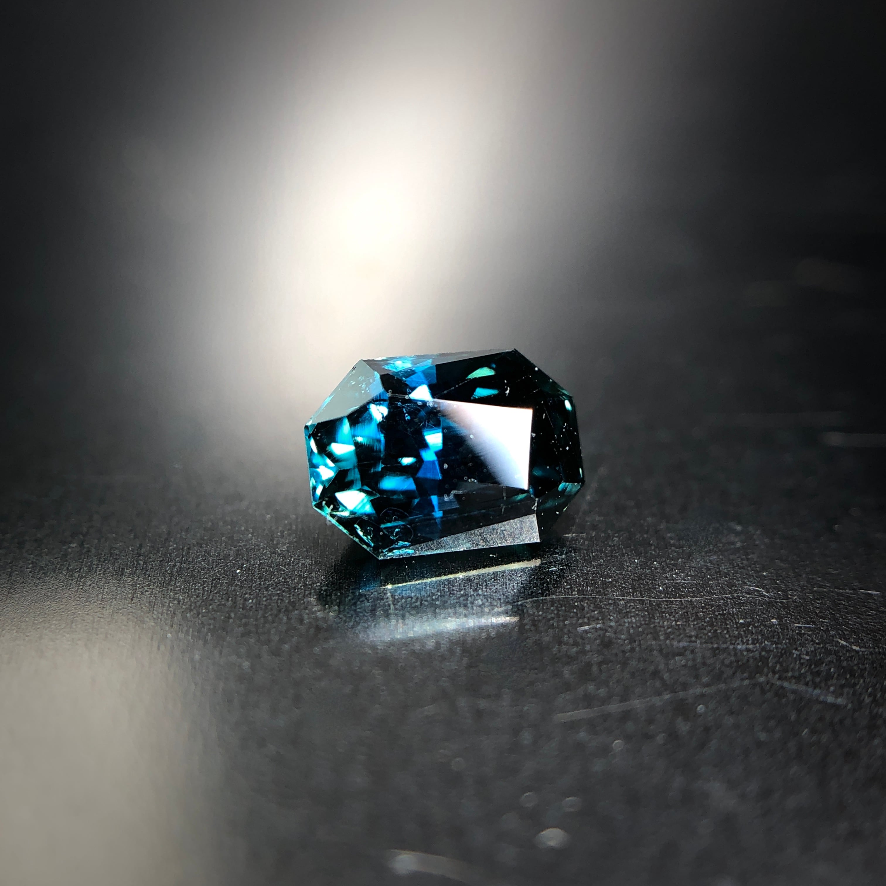 【Original Cut】蒼緑に煌めく鴨羽色 0.63ct 天然ティールブルーサファイア | Frederick’s Gems&Jewelry  powered by BASE