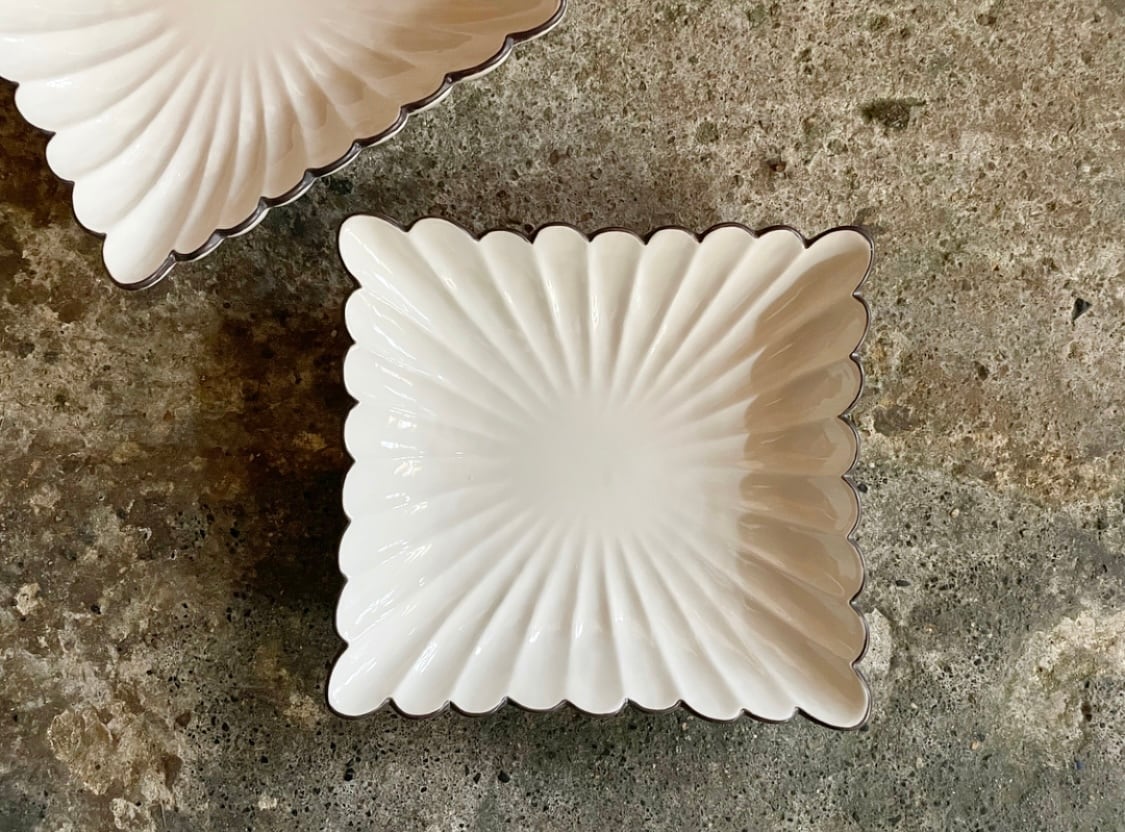 有田焼 福泉窯 菊割長角皿 / 白濁釉縁撥水錆 | FUCHIGAMI TOJIKI