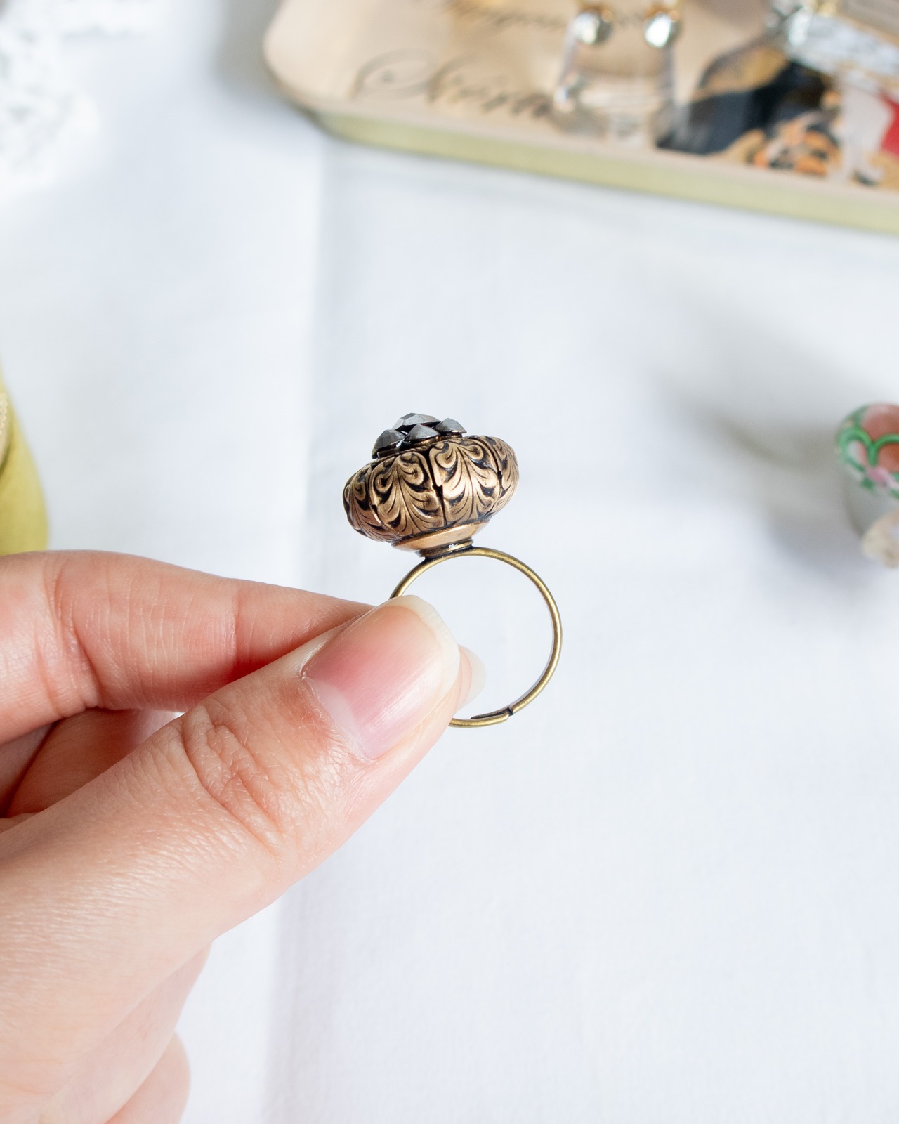 不思議なアンティークショップの店主