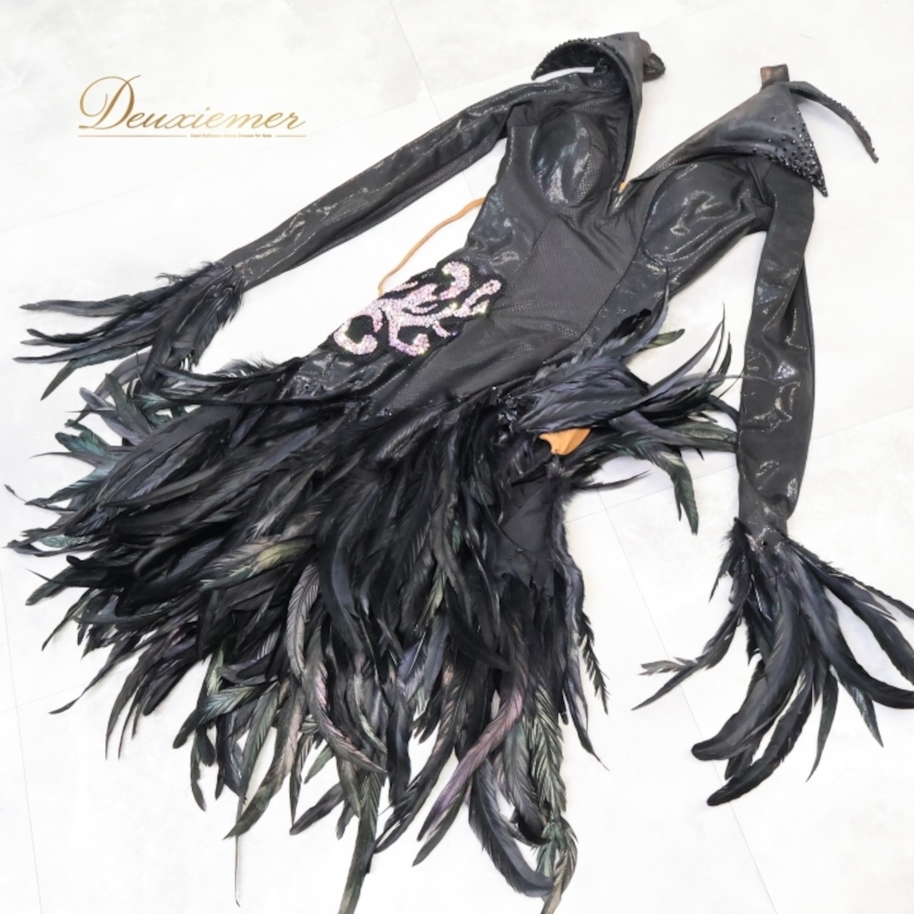社交ダンス 衣装 ラテン ドレス ワンピース 黒 羽 デモ 競技 ダンス パーティ 発表会 襟 目立つ 個性的 特徴的 細身 ブラック系 コスチューム 豪華 レディース おしゃれ 目を引く 魅力的 派手