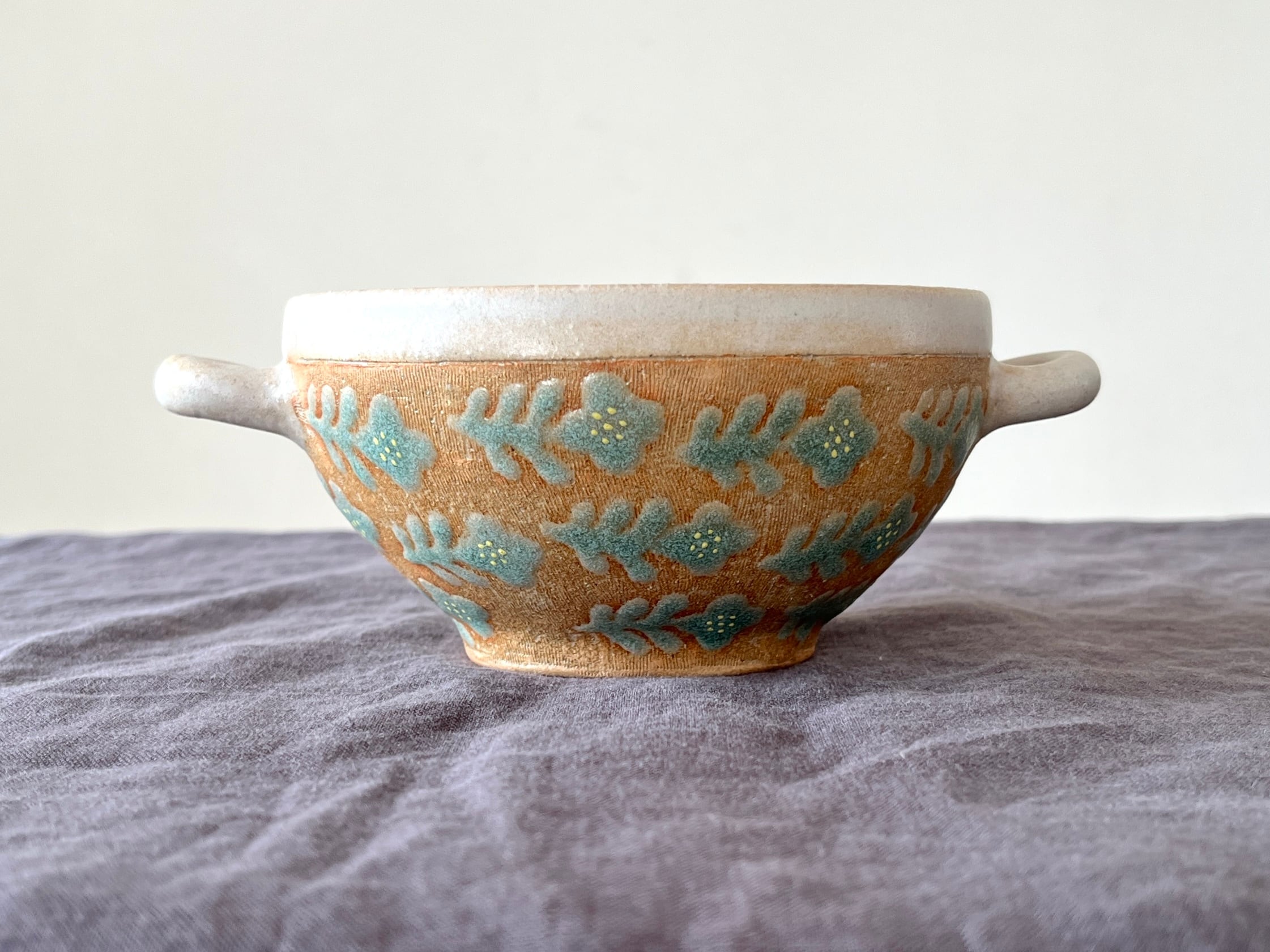 手描きの花文様スープカップ