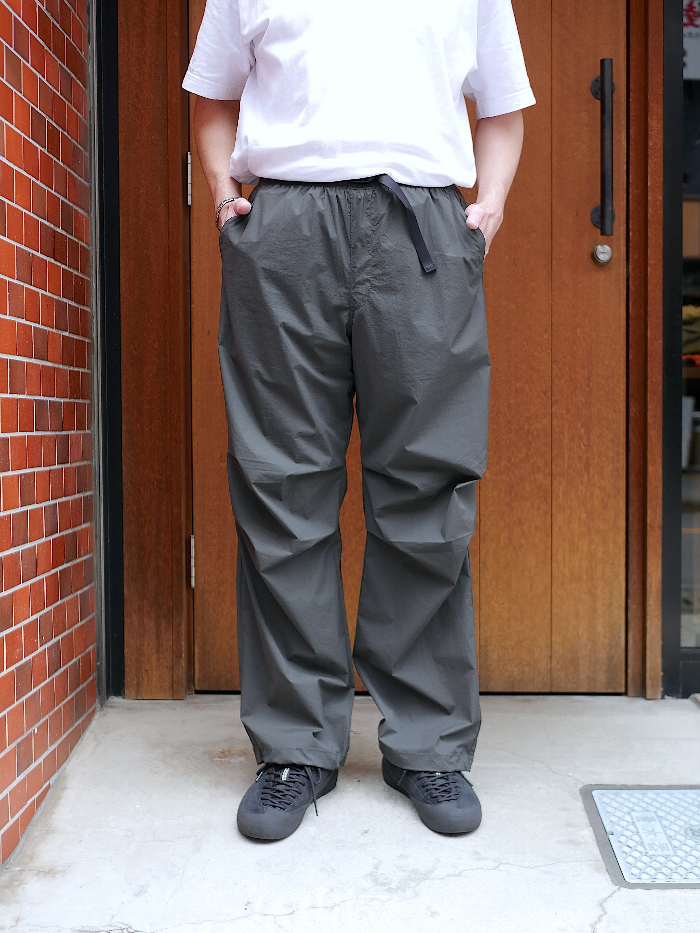 BROWN by 2-tacs / KNEE TUCK PANTS（CHARCOAL） | st. valley house
