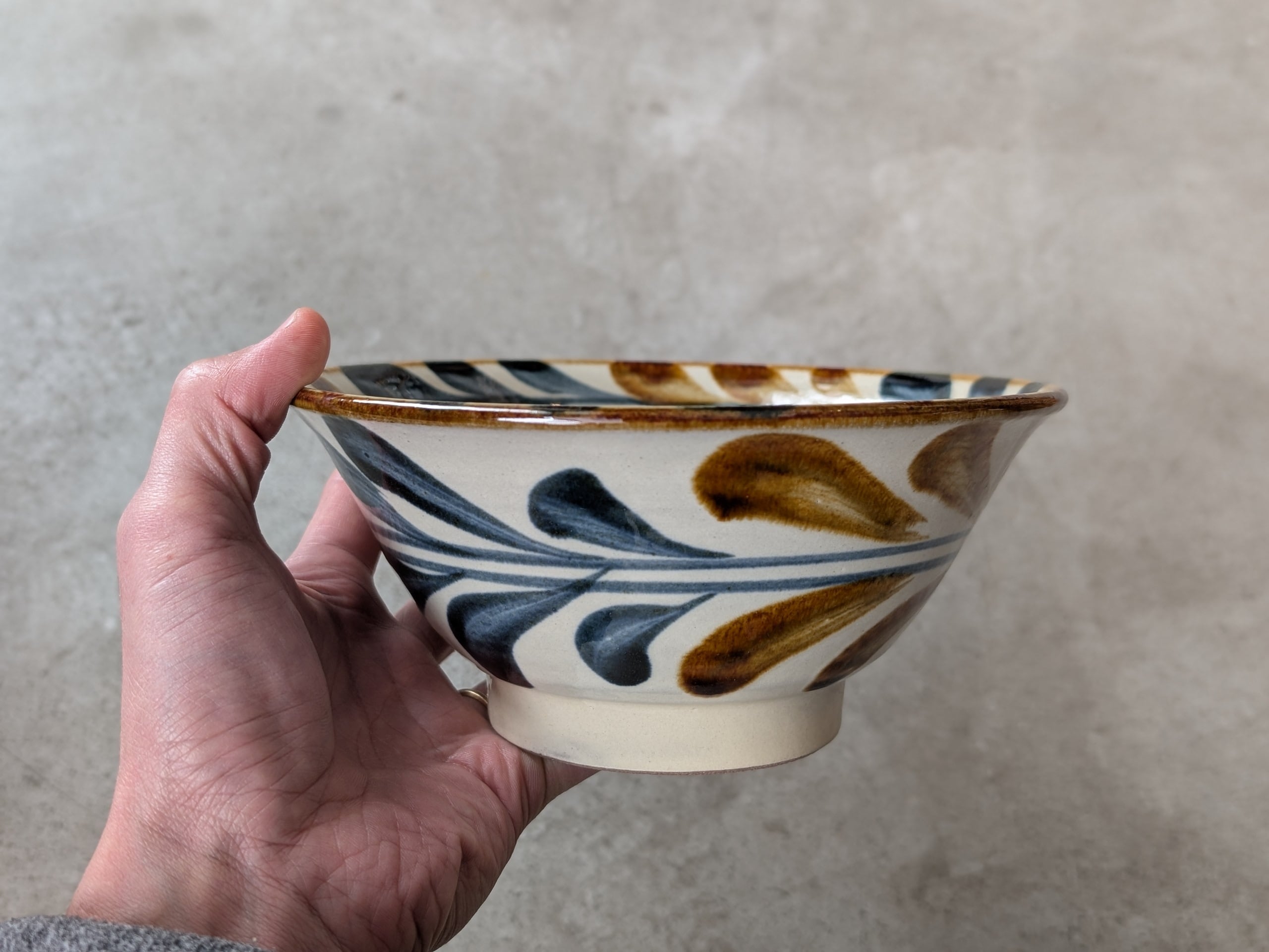 やちむん ソバマカイ6寸（デイゴ唐草） | 陶眞窯 | inoya | Basic Life