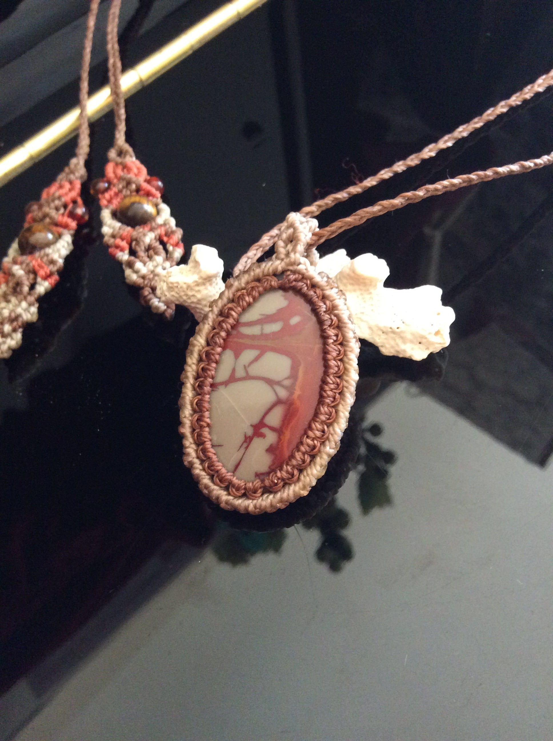 模様のかっこいい!★レッドスネークジャスパーマクラメペンダントネックレス