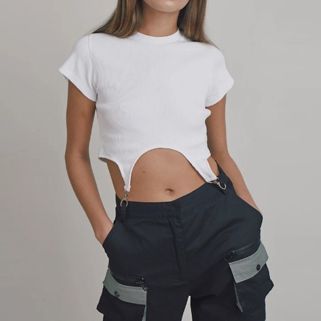 トップス レディース 送料無料 2色展開 Tシャツ クロップドトップス ガーター ベルト  プルオーバー リブ ショート丈 タイト フィット ボディコン クルーネック 半袖 クルーネック ホワイト 白色 ブラック 黒色 大人可愛い カジュアル セクシー 肌見せ 露出 おしゃれ お洒落 こなれ感 抜け感 ラブリー キュート ガーリー 涼し S M L XL 2XL 無地 春服 夏服 秋服 10代 20代 デート おでかけ 普段使い 着回し 重ね着 韓国 オルチャン ファッション コーデ スタイル 2021