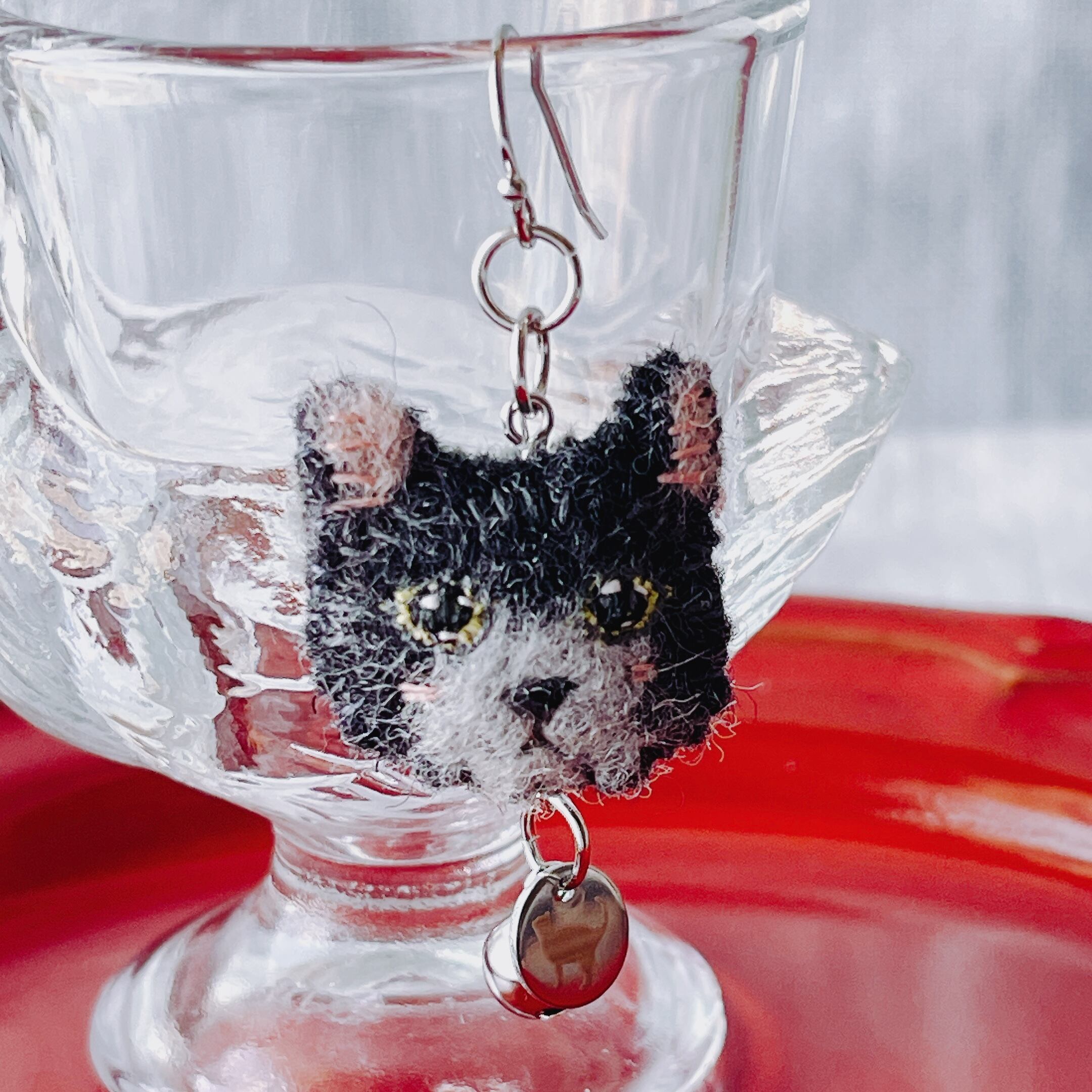 わっほ ねこのおかお刺繍 片っぽピアス（イヤリングまたはネックレスに