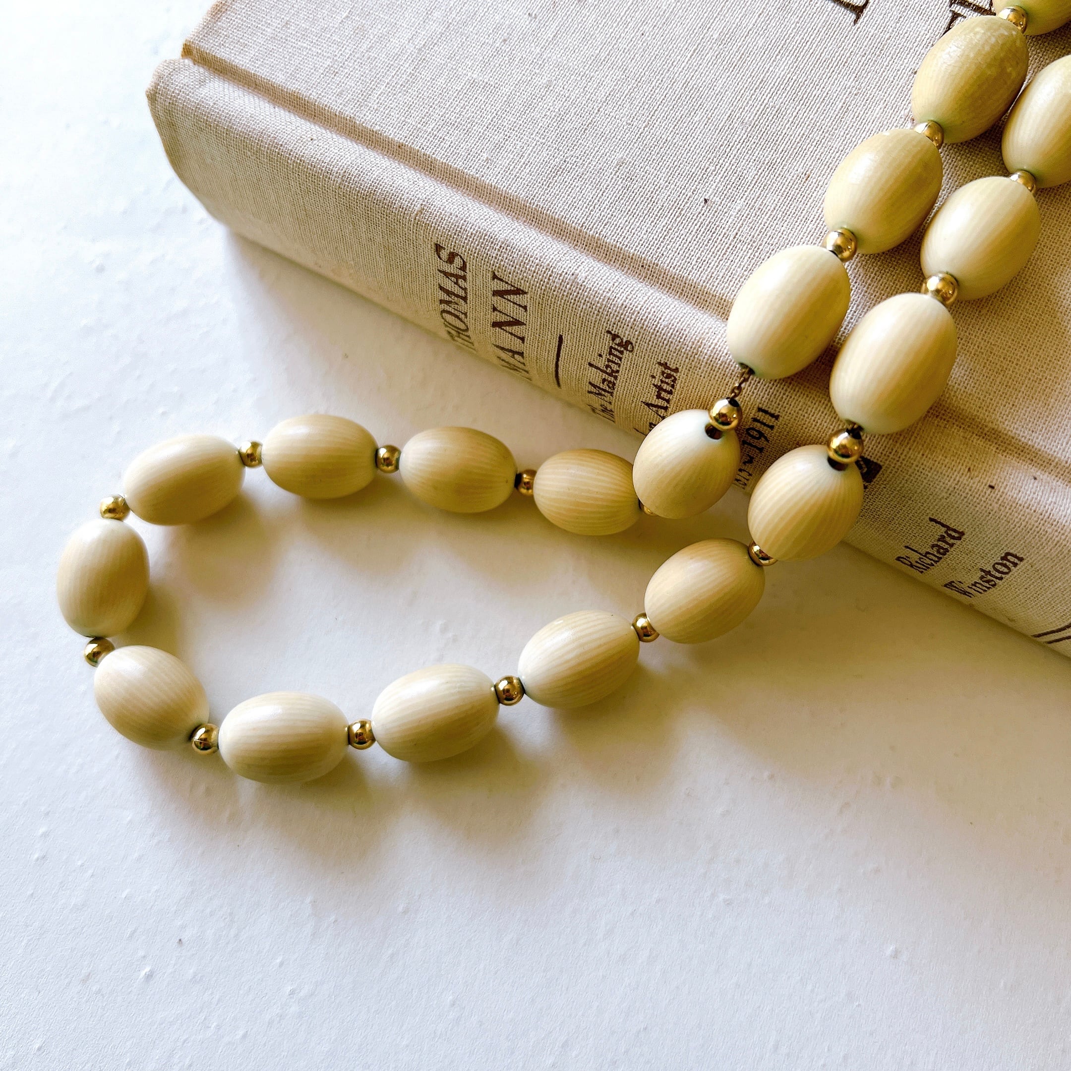 NN8-【 Napier 】ネイピア・1960s Cream-colored acrylic and gold-tone beaded short  necklace | eslup_boutique