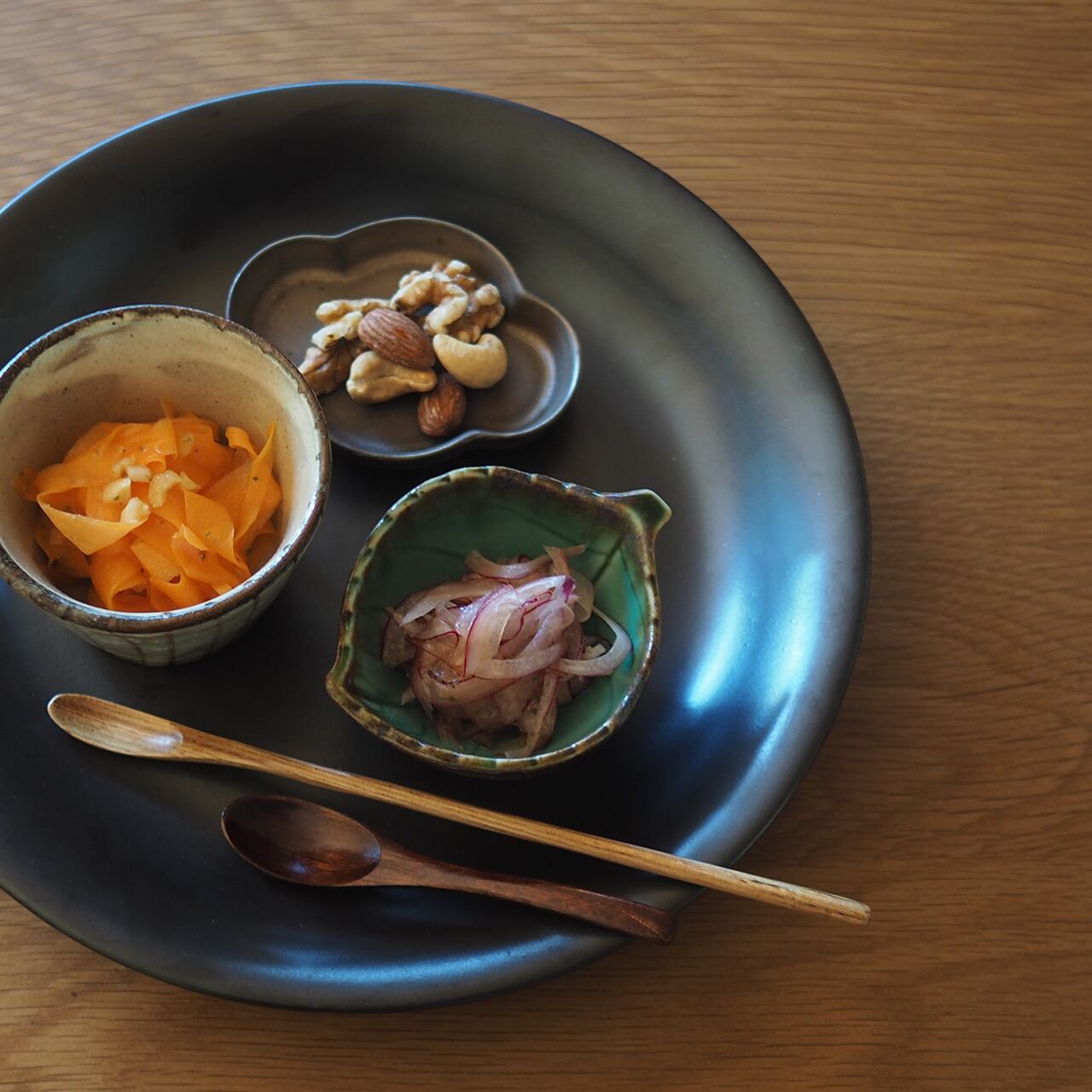 MODERN｜いぶし黒パスタ皿 | EN.｜瀬戸物ギフト