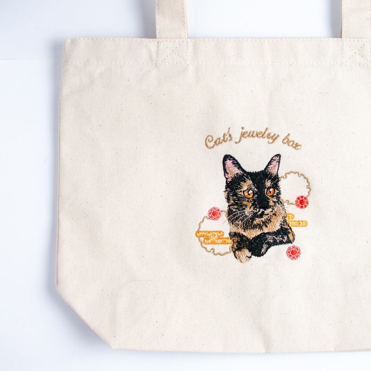 サビ猫とガーネットの刺繍入りトートバッグ | コイトネコ