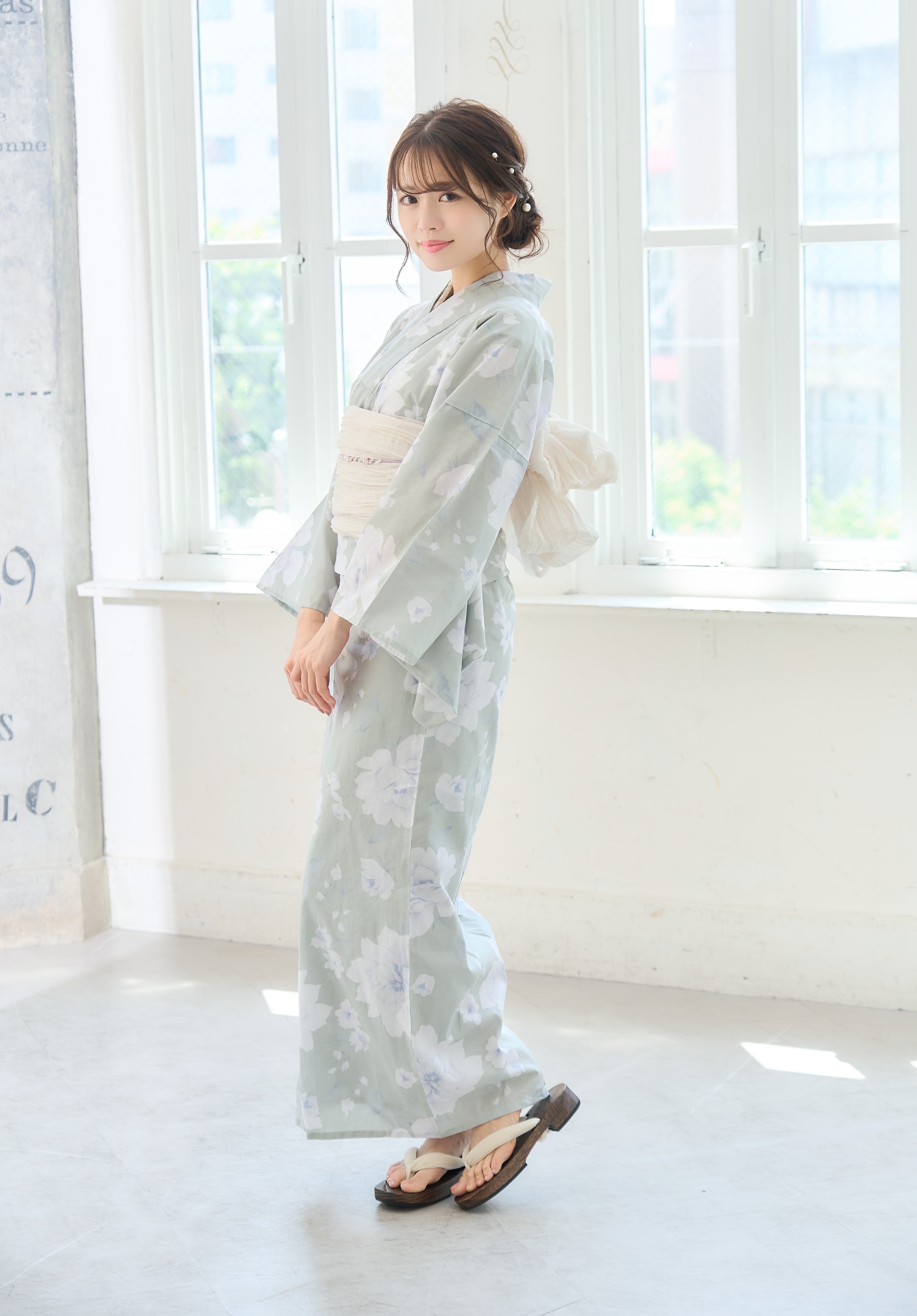 浴衣4点setくすみグリーン地×ホワイト花柄【帯ラメホワイト 浴衣4点setくすみグリーン地×ホワイト花柄【帯ラメホワイト