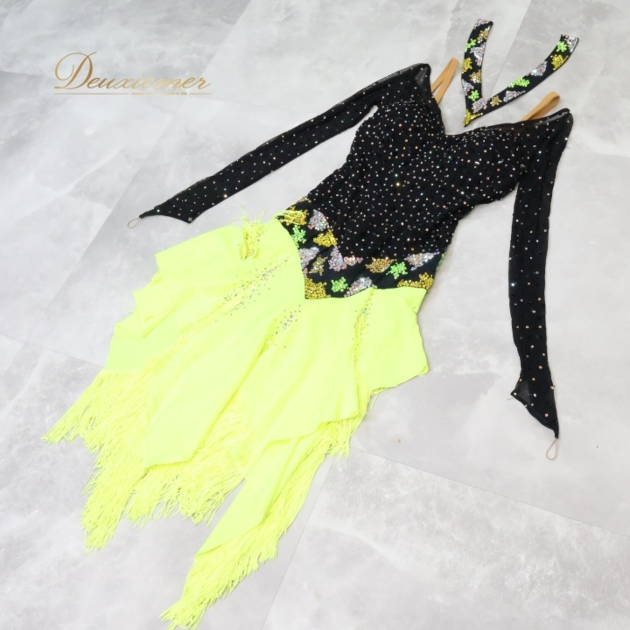 社交ダンス 衣装 ラテン ドレス ワンピース ラテンドレス 蛍光 フリンジ デモ 競技 ダンス パーティ 発表会 ブラック系 イエロー系 グリーン系 黒 黄緑 黄色 フロア映え 動き出る ドレス 揺れ 裾 蛍光色