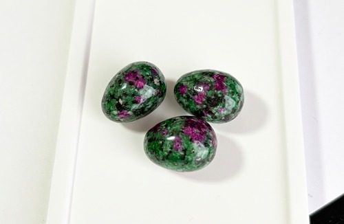 ルビーインゾイサイト（卵型）いずれか一点